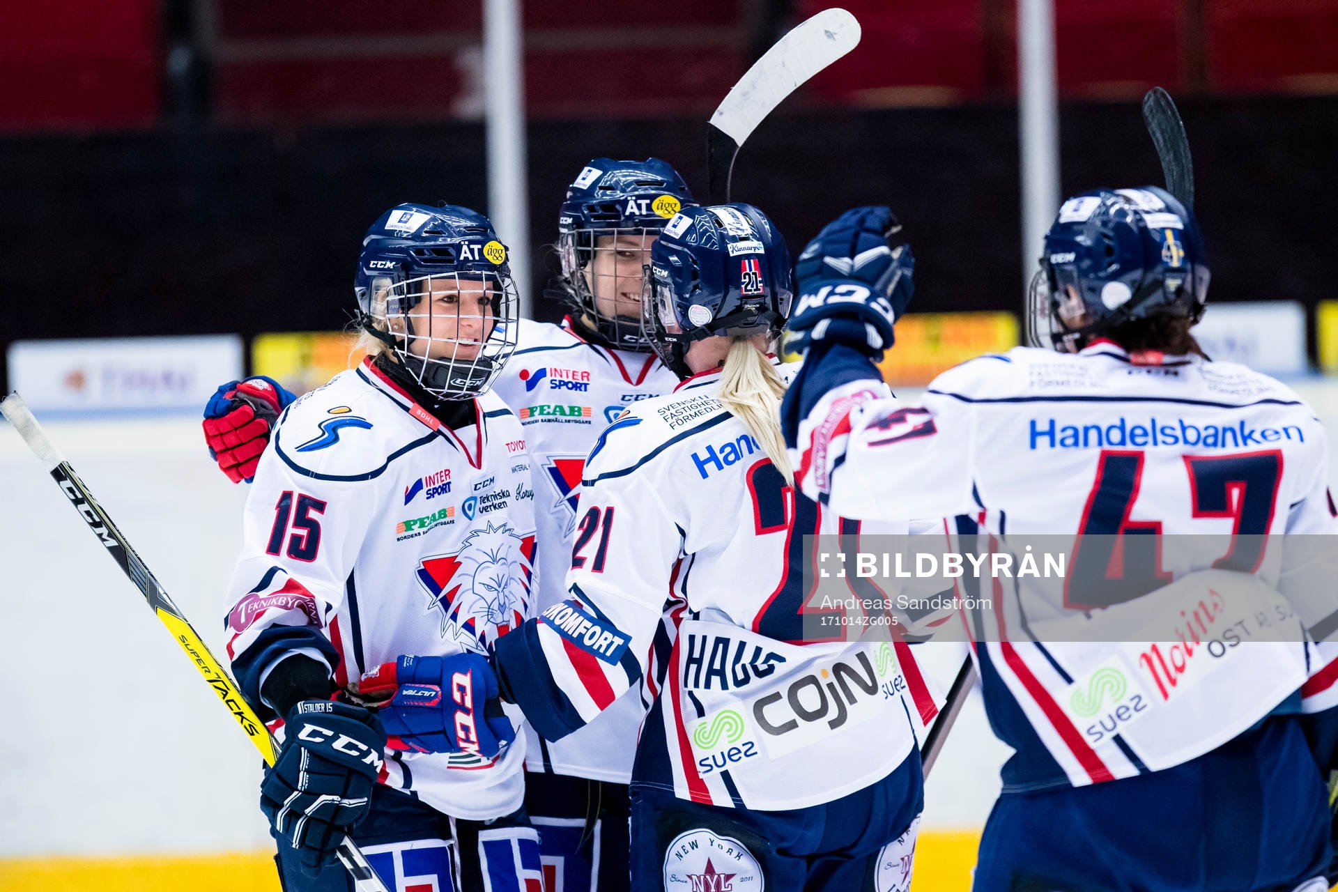 Linköpings Lara Stalder (v) gör 1-7 och gratuleras av