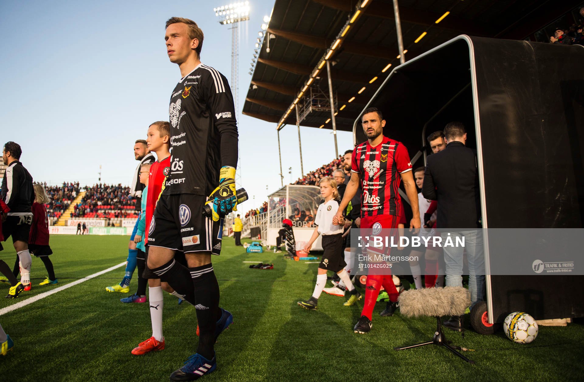 Östersunds målvakt Andreas Andersson äntrar planen