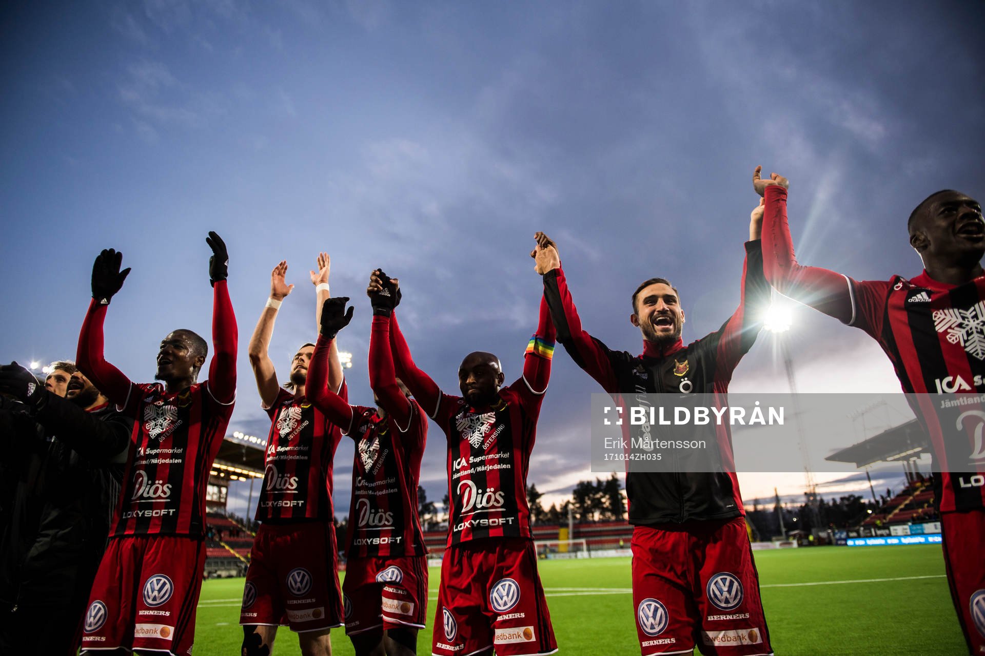 Östersund firar segern i fotbollsmatchen i Allsvenskan mellan Östersund och Örebro den 14 oktober 2017 i Östersund.