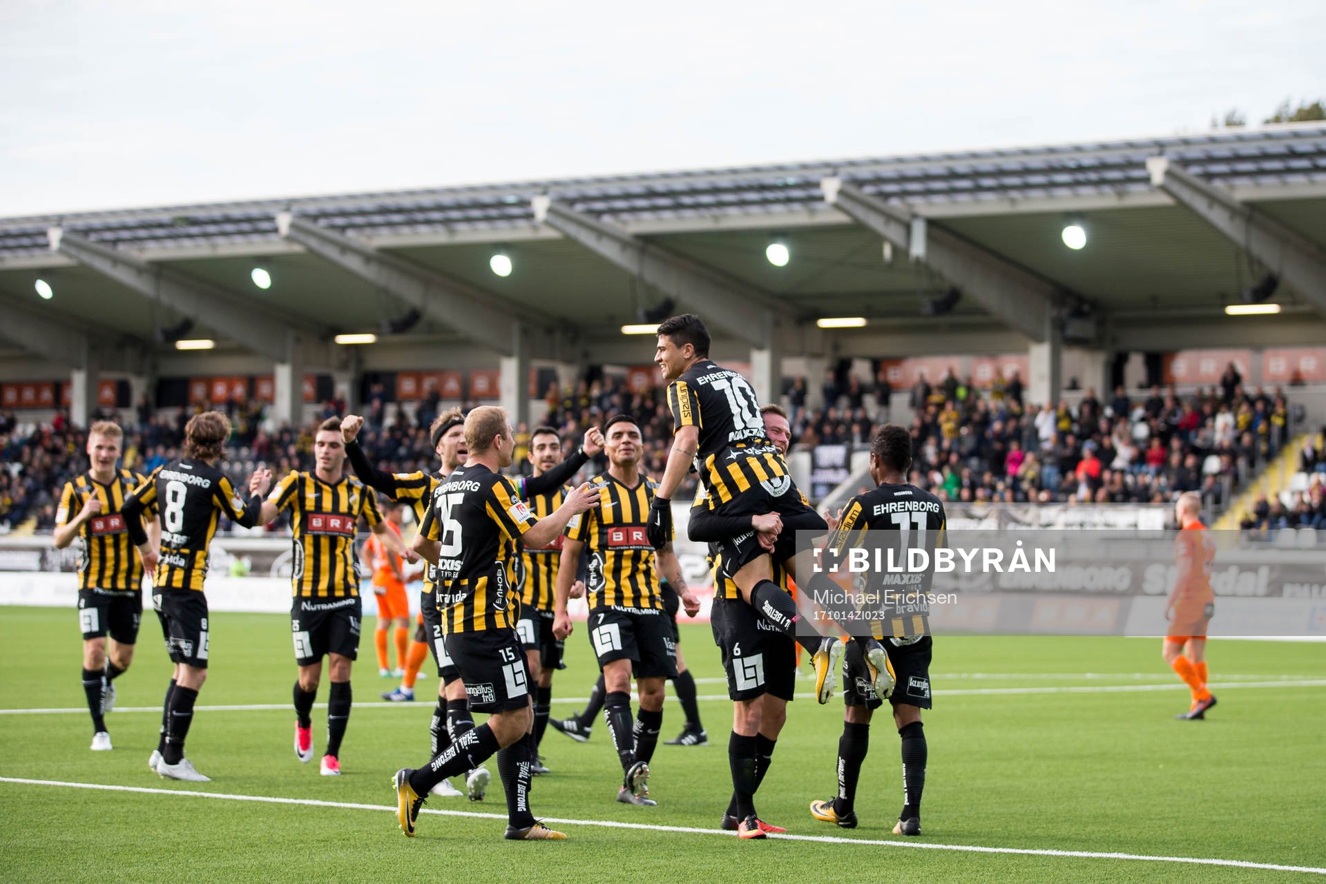 Häckens Paulinho jublar och omfamnas