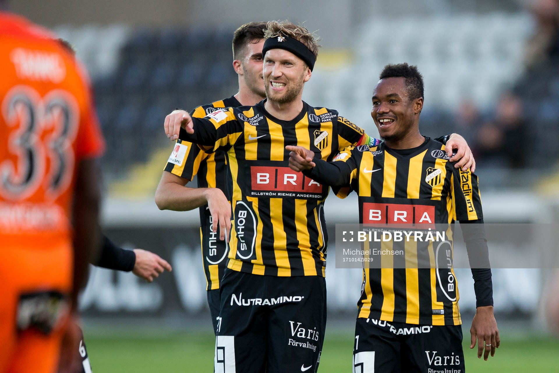 Häckens Rasmus Lindgren jublar och omfamnar Nasiru Mohammed