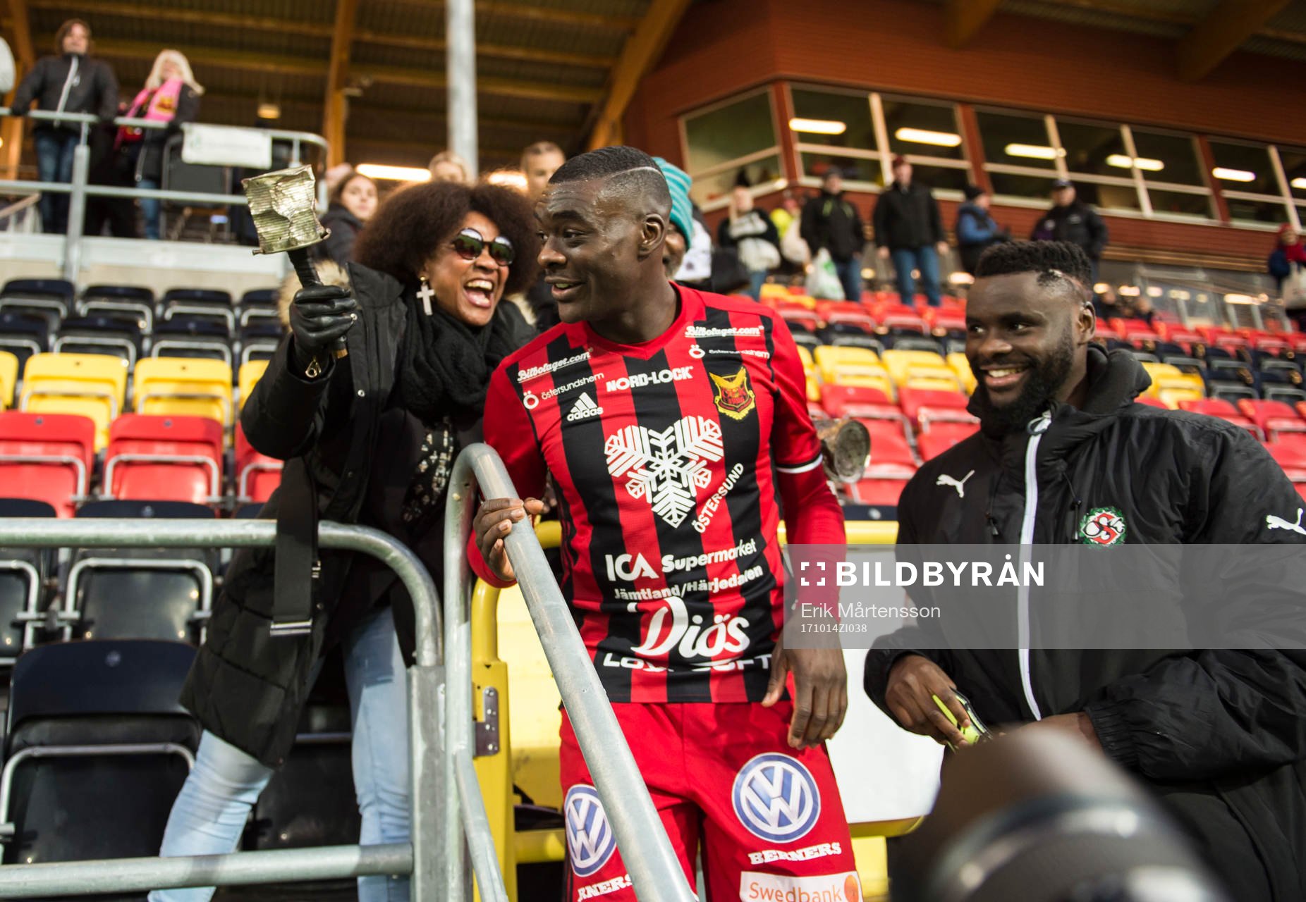 Östersunds Ken Sema och Örebros Maic Sema firar med föräldrarna efter fotbollsmatchen i Allsvenskan mellan Östersund och Örebro den 14 oktober 2017 i Östersund.