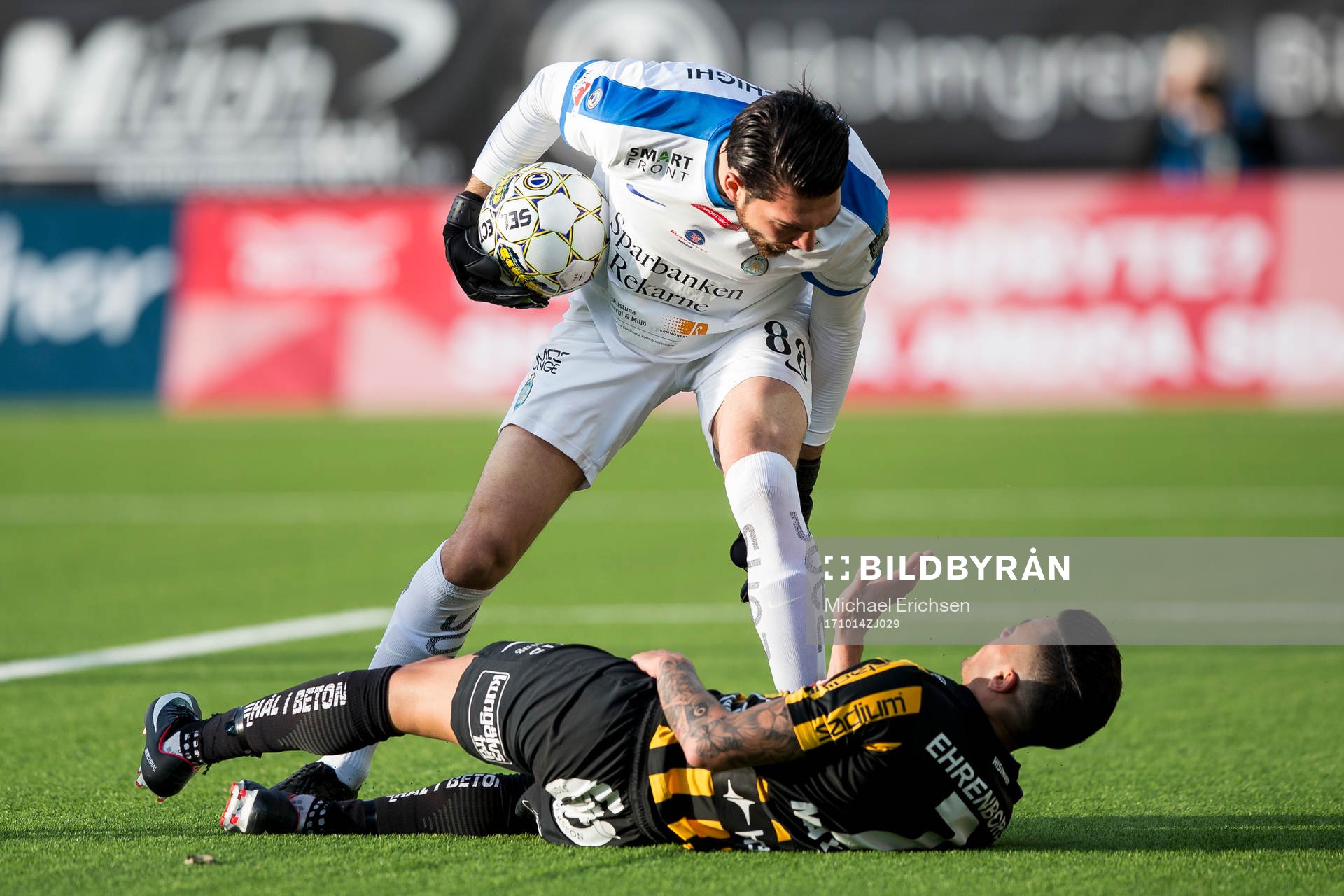 AFC Eskilstunas Målvakt Alireza Haghighi reagerar på