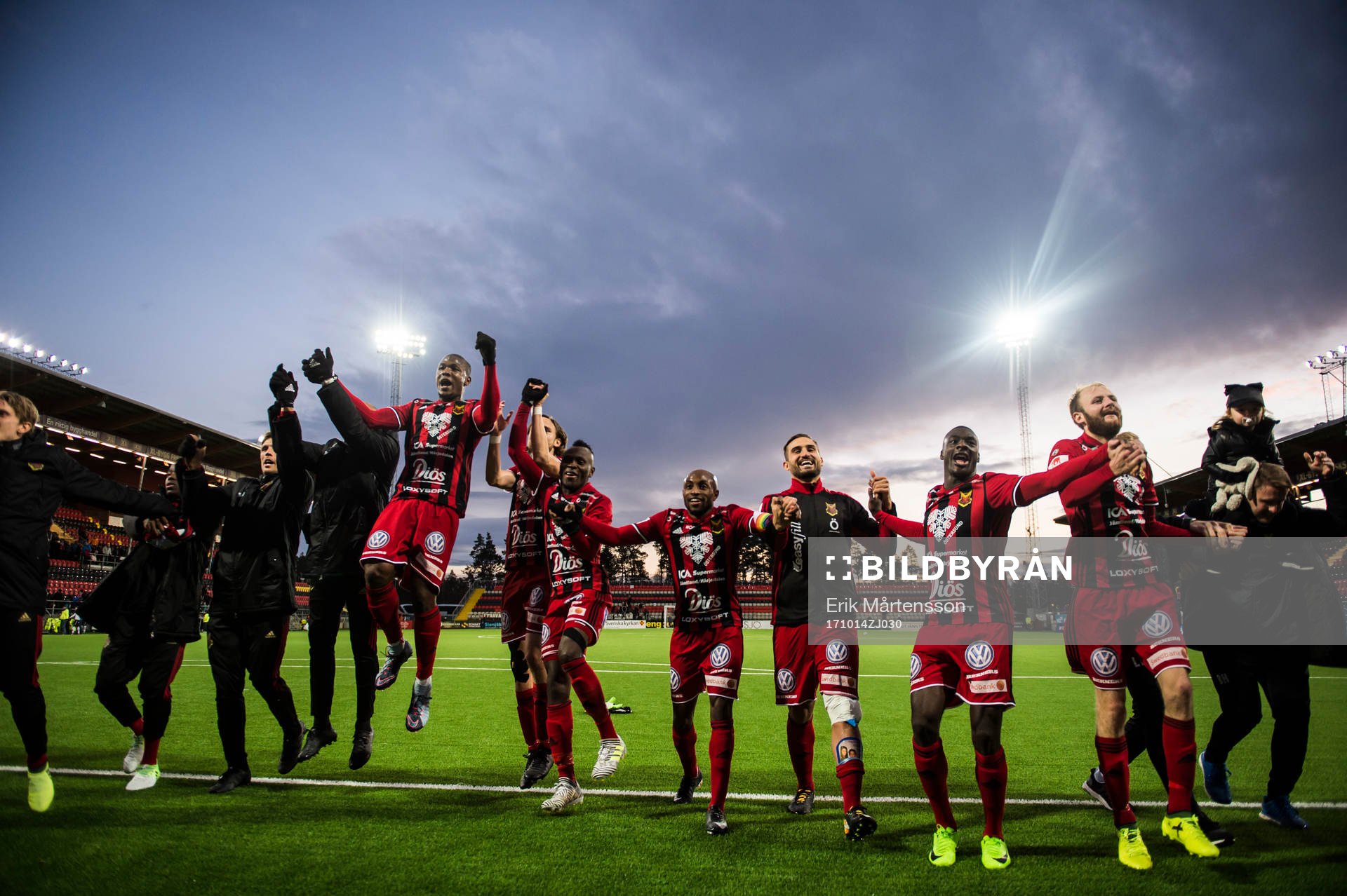 Östersund firar segern i fotbollsmatchen i Allsvenskan mellan Östersund och Örebro den 14 oktober 2017 i Östersund.