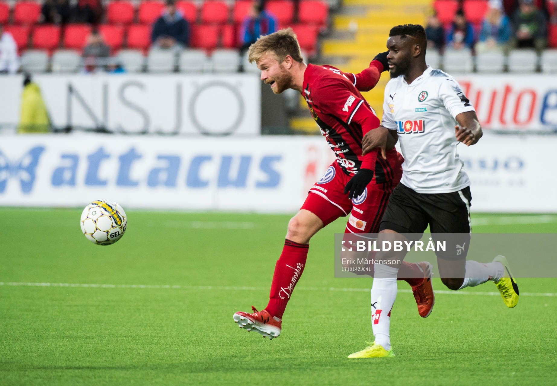 Östersunds Curtis Edwards och Örebros Maic Sema i kamp om