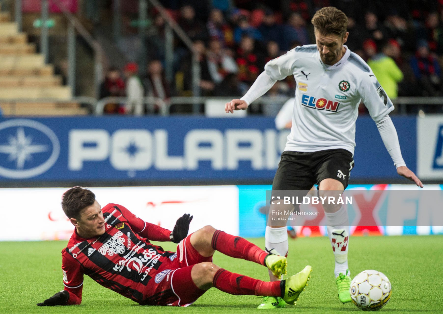 Östersunds Jamie Hopcutt och Martin Lorentzson i kamp om