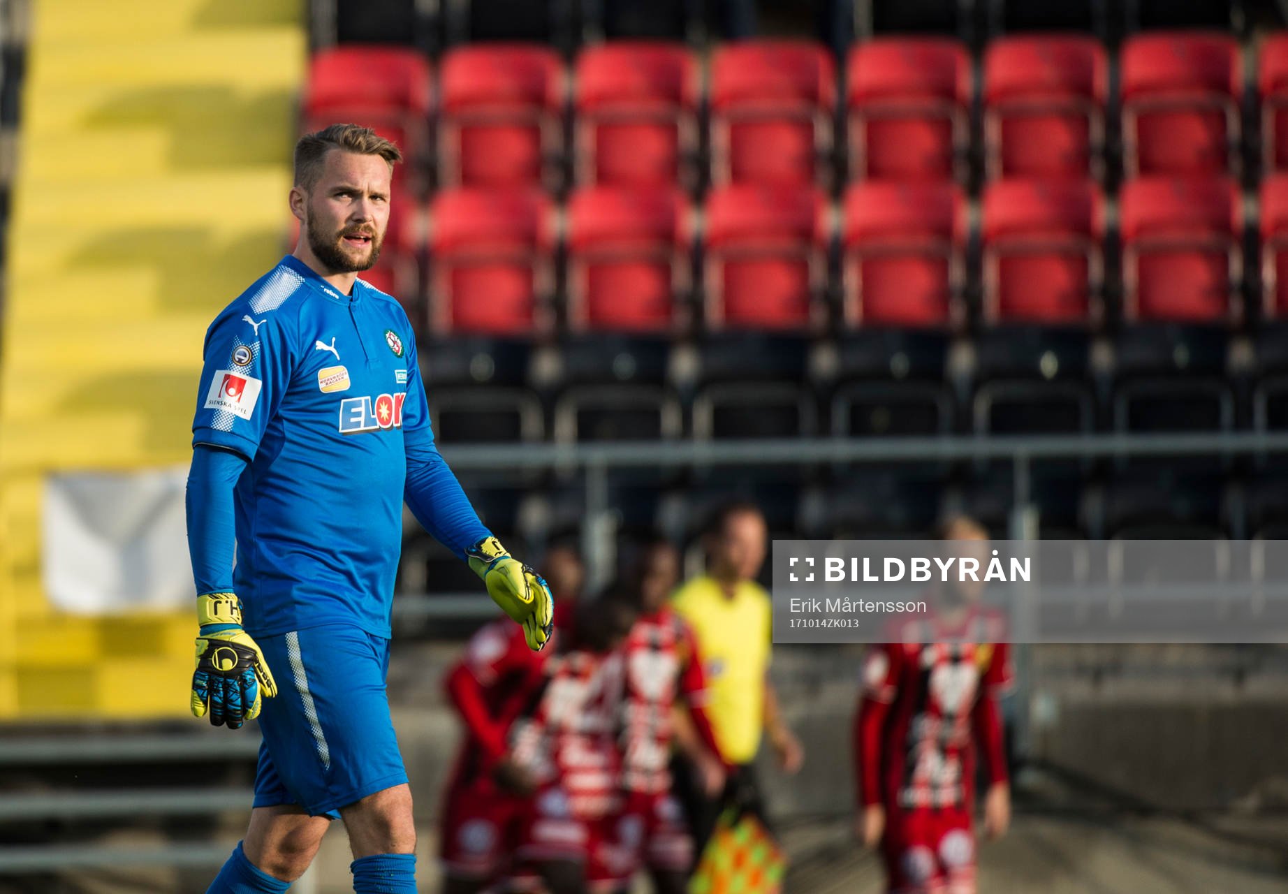 Örebros målvakt Oscar Jansson deppar
