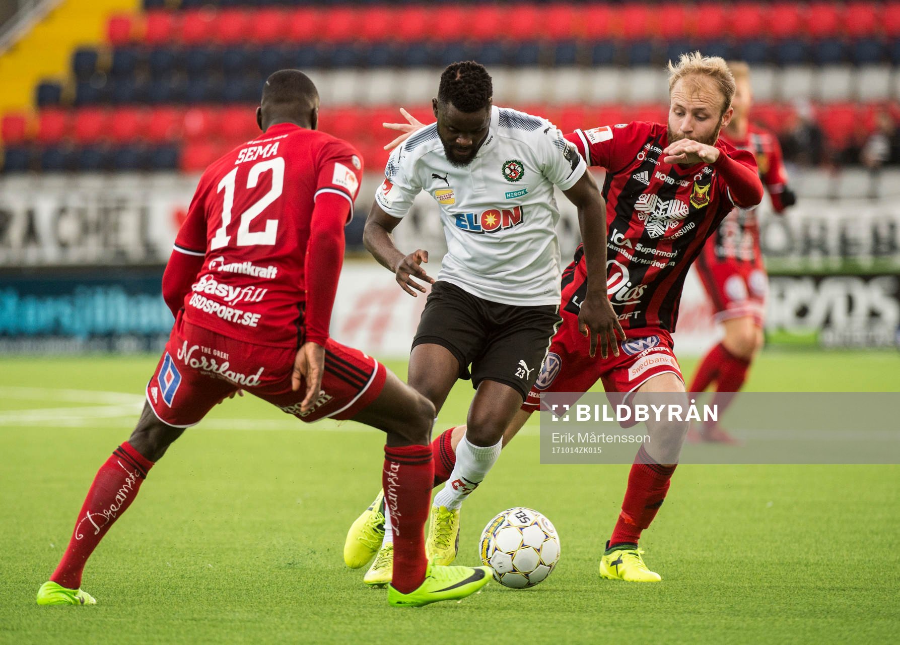 Ken Sema, Maic Sema och Curtis Edwards i kamp om bollen under fotbollsmatchen i Allsvenskan mellan Östersund och Örebro den 14 oktober 2017 i Östersund.