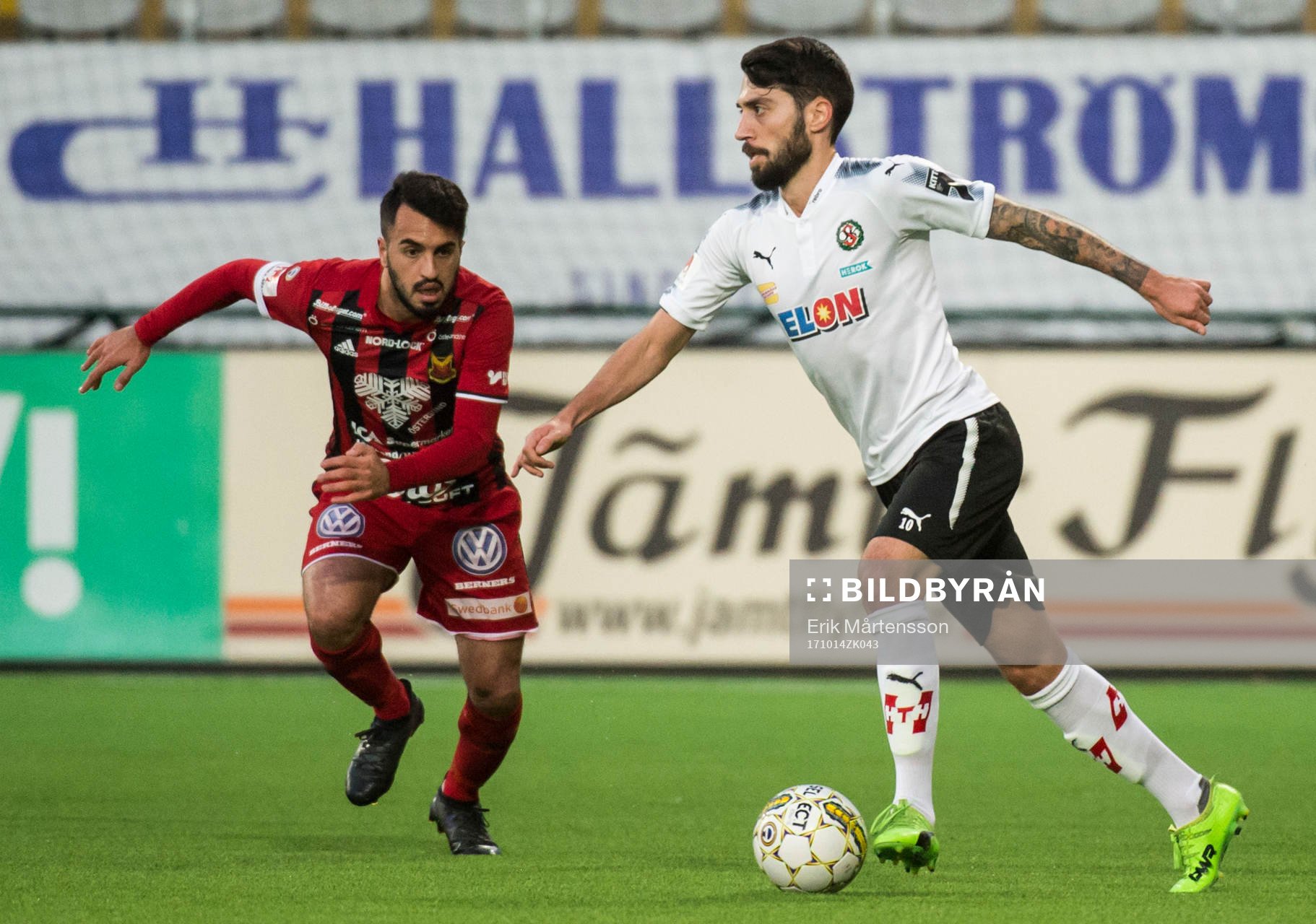 Östersunds Brwa Nouri och Örebros Sebastian Ring i kamp om bollen under fotbollsmatchen i Allsvenskan mellan Östersund och Örebro den 14 oktober 2017 i Östersund.
