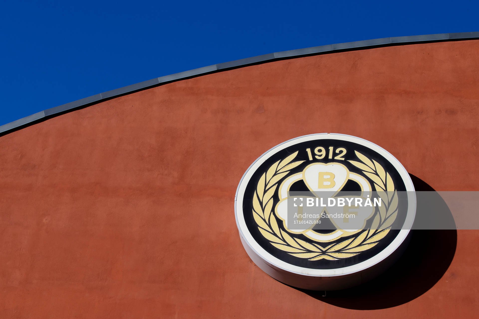 Brynäs klubbmärke på en vägg utanför Gavlerinken