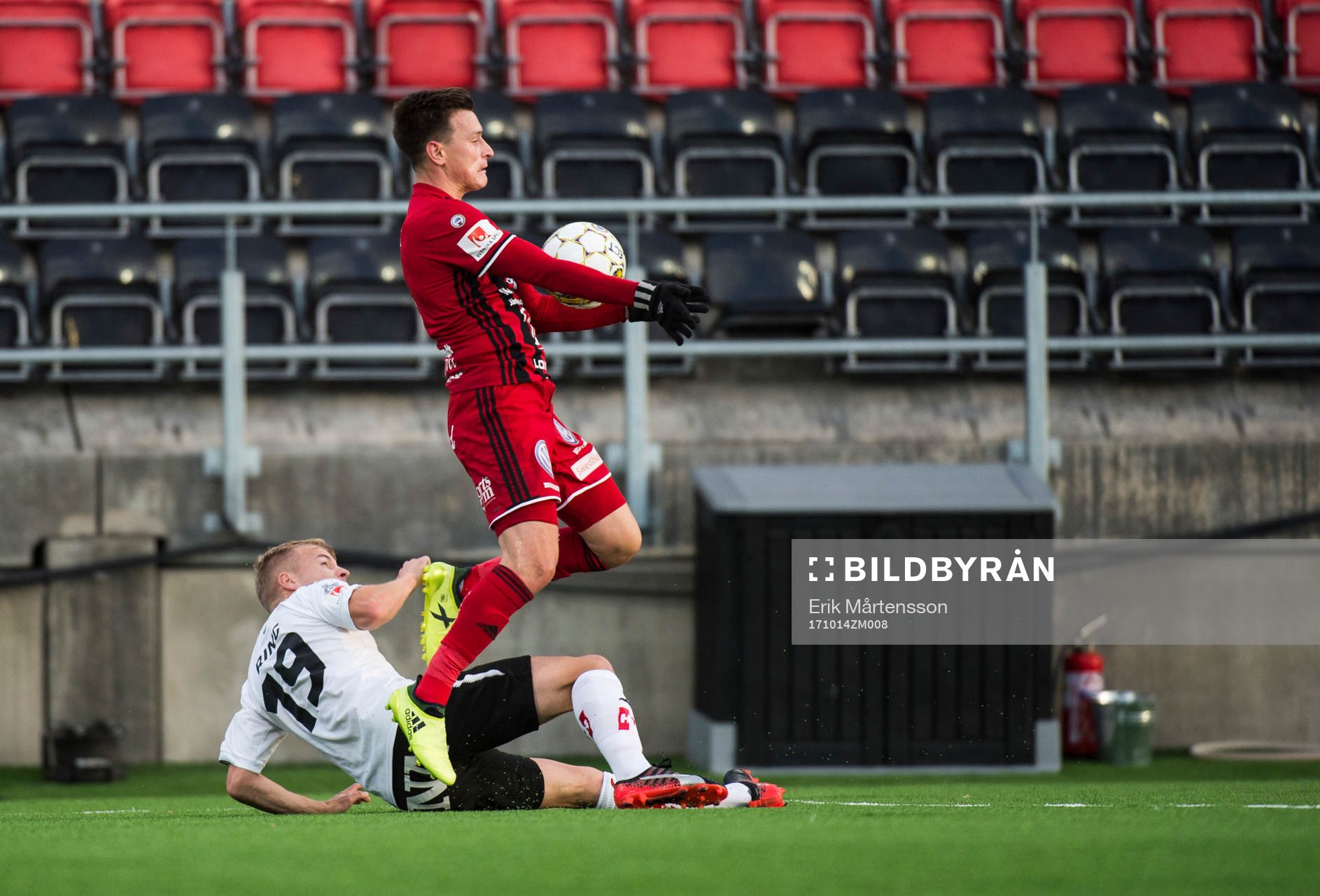 Örebros Sebastian Ring och Jamie Hopcutt i kamp om bollen