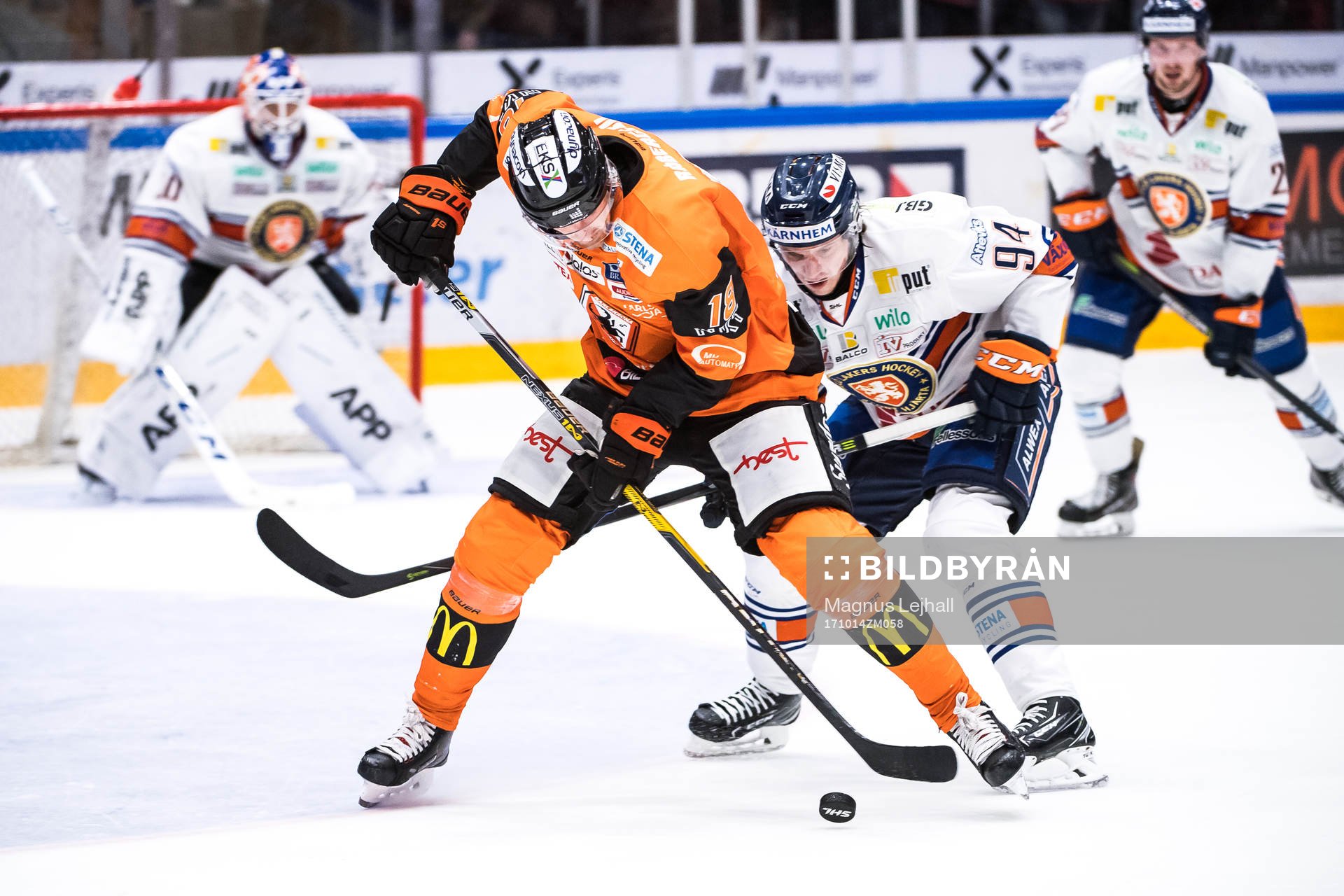 Karlskronas Emil Larsson  och Växjös Joel Persson  i kamp