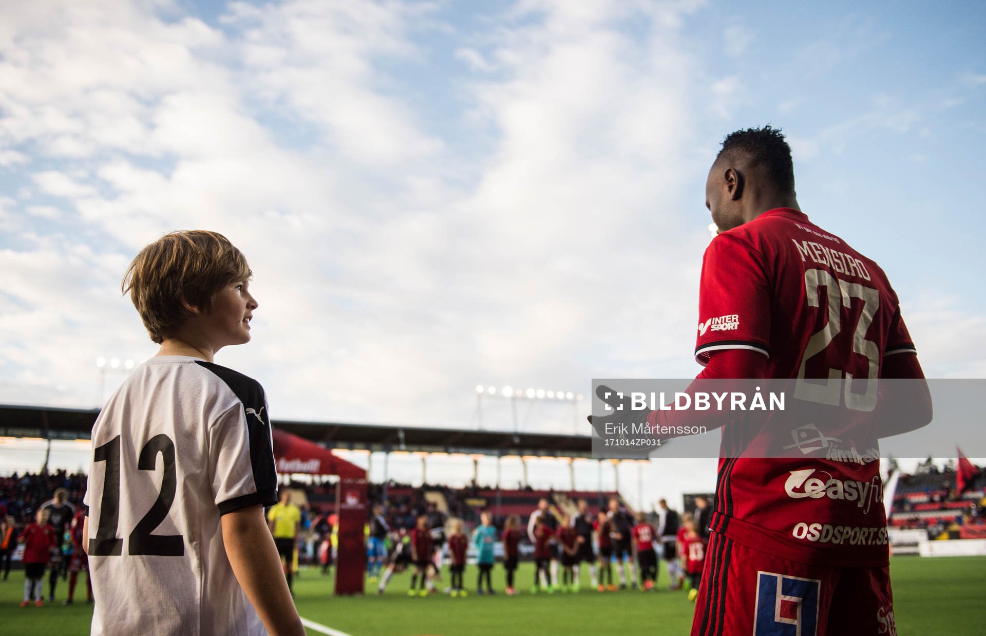 En pojke stannar upp och iakttar Östersunds Samuel Mensiro
