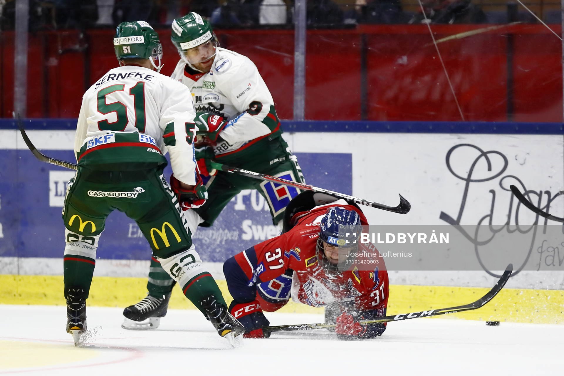 Linköpings Adam Ginning faller