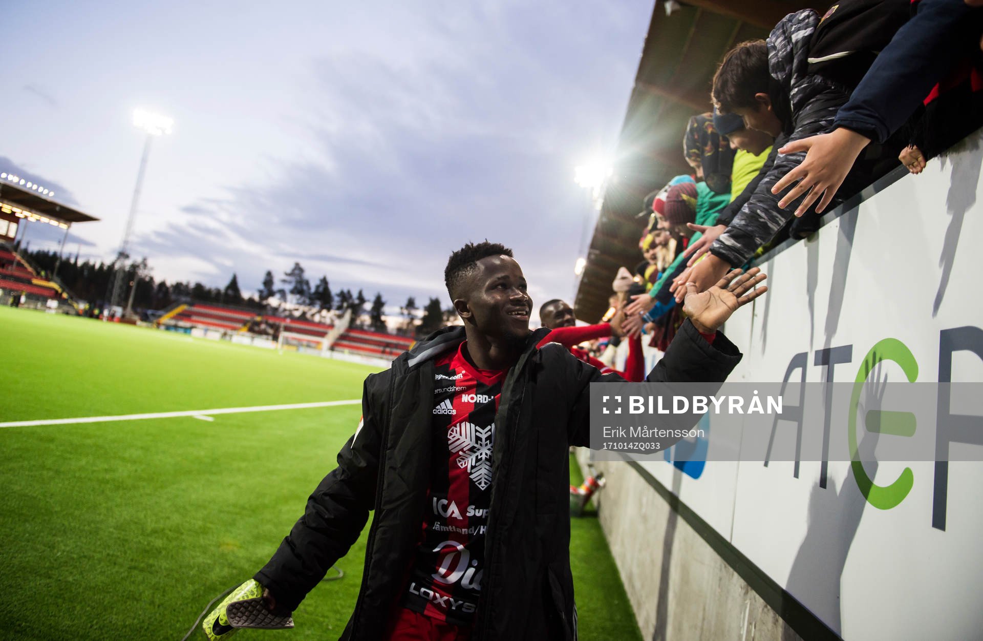 Östersunds Frank Arhin firar med publiken