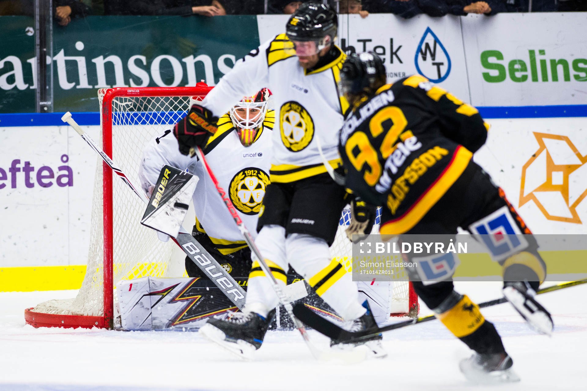 Skellefteås Jesper Olofsson skjuter mot Brynäs målvakt