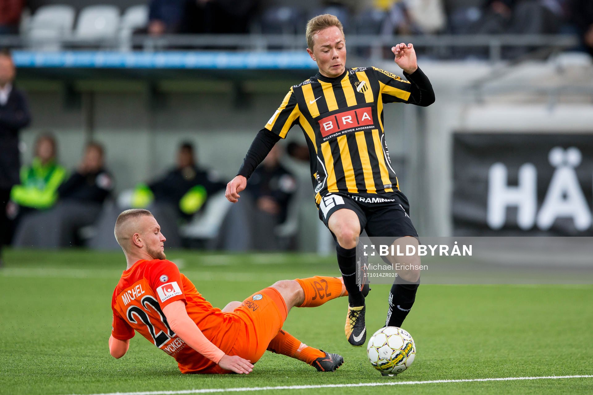AFC Eskilstunas Alexander Michel försöker tackla Häckens