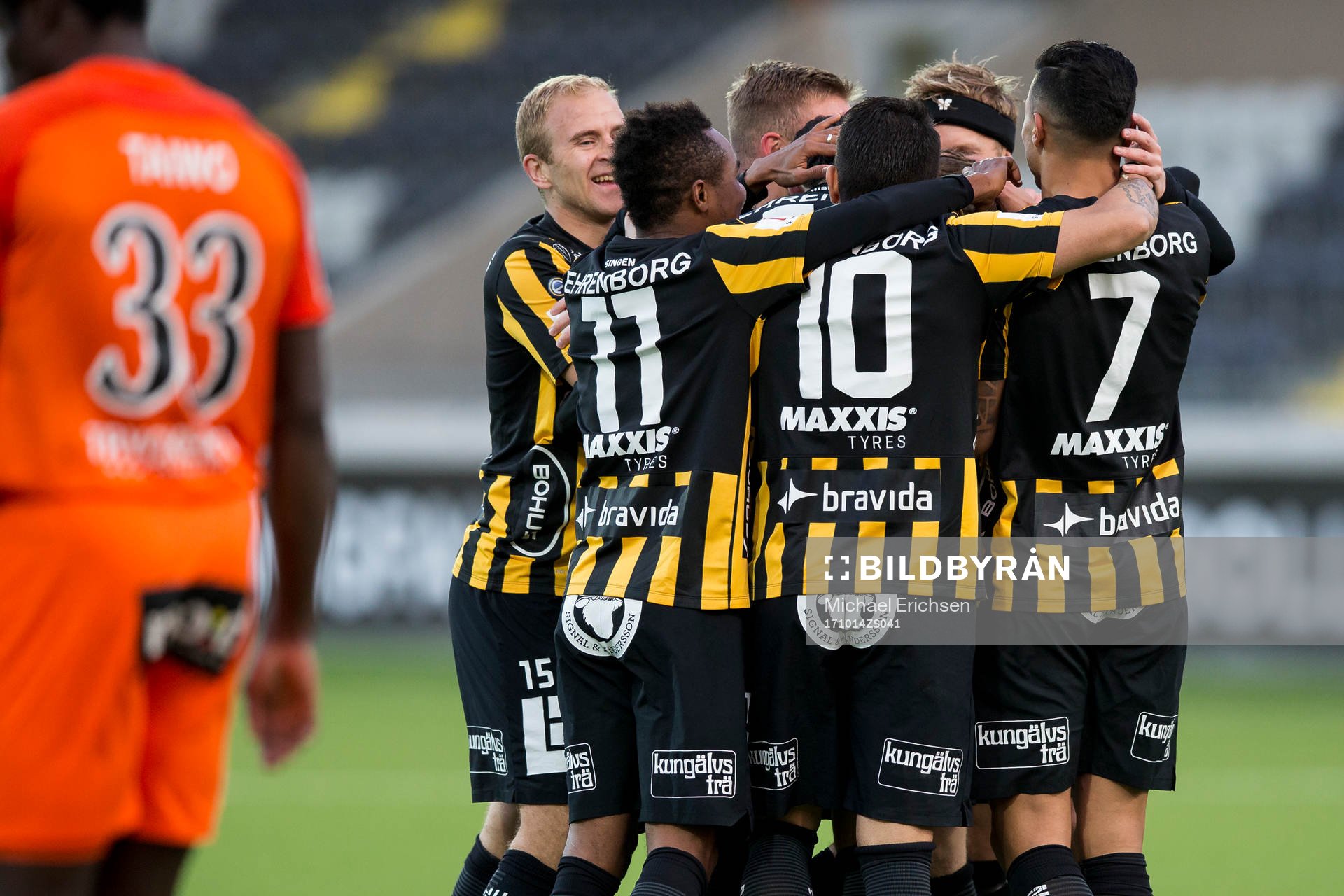 Häckens Erik Friberg jublar och omfamnas
