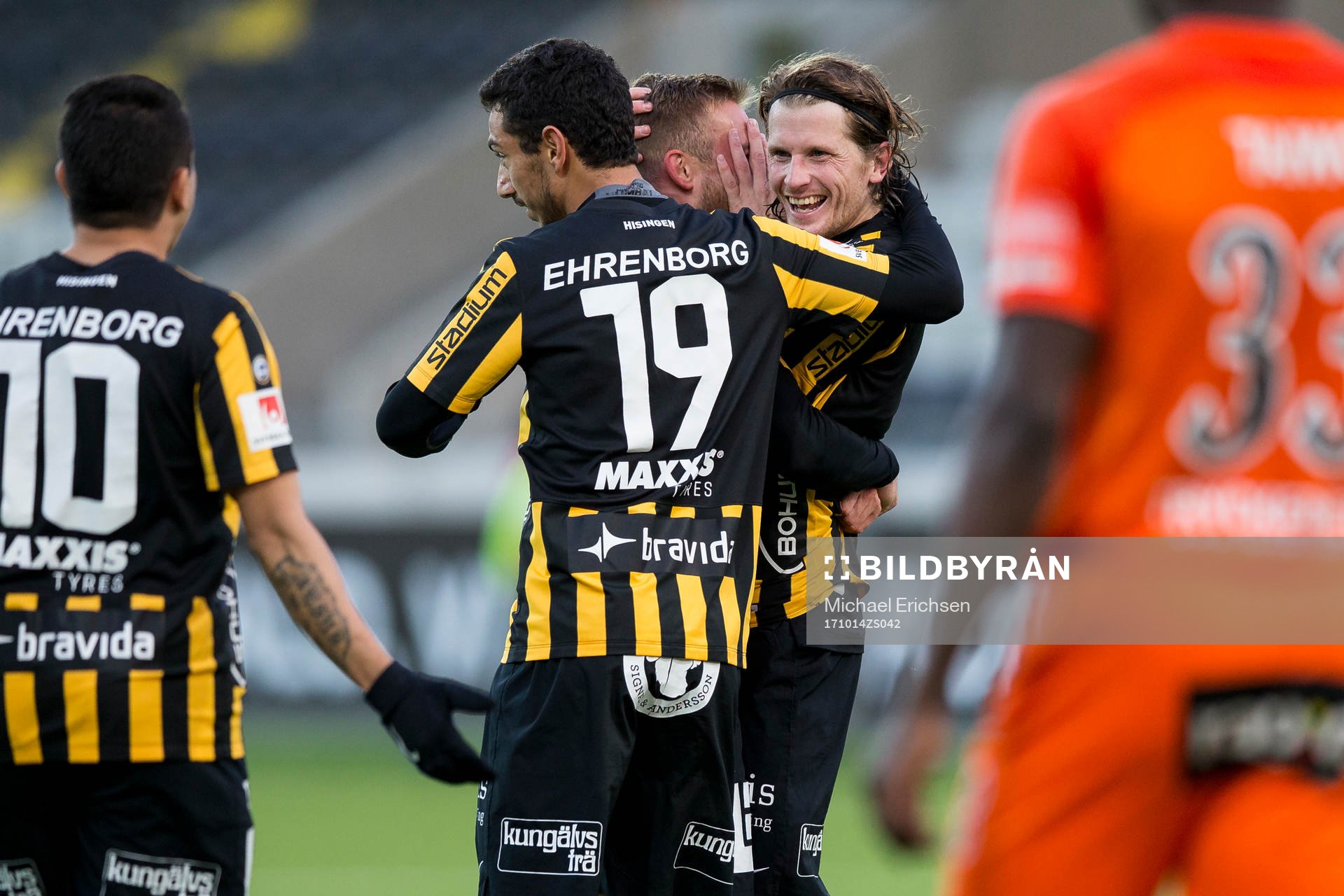 Häckens Erik Friberg jublar och omfamnas