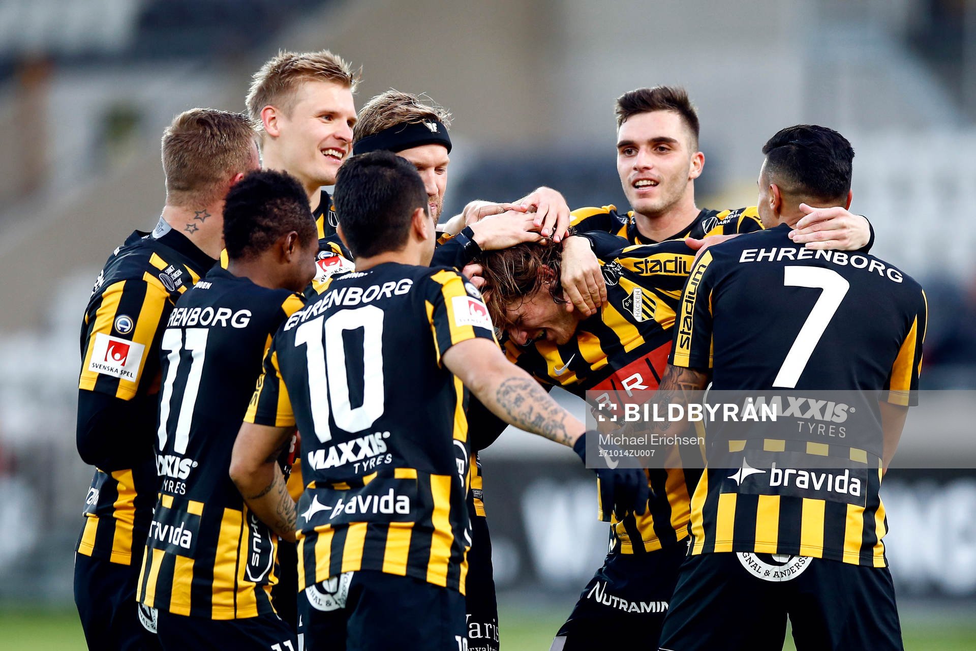 Häckens Erik Friberg jublar med lagkamrater