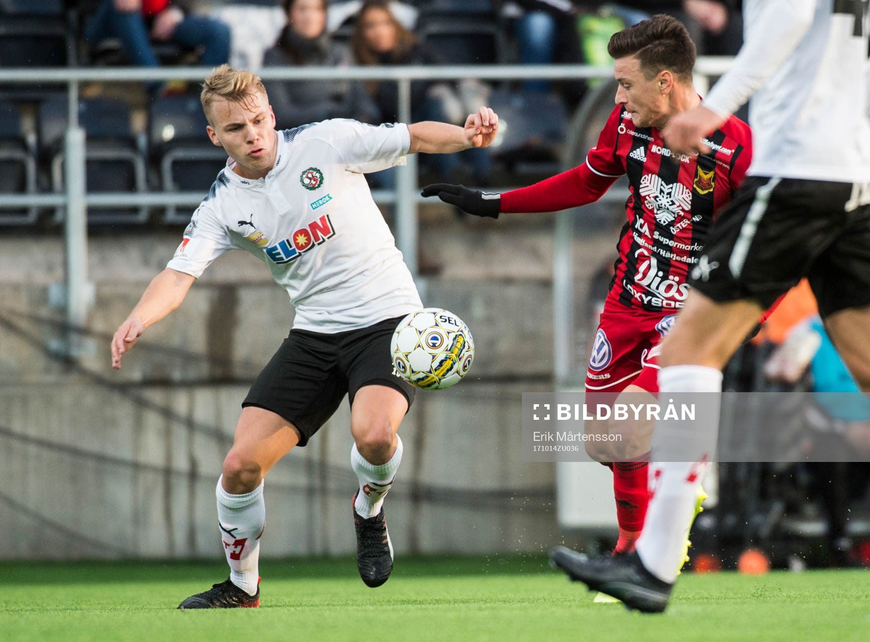 Örebros Sebastian Ring och Östersunds Jamie Hopcutt i