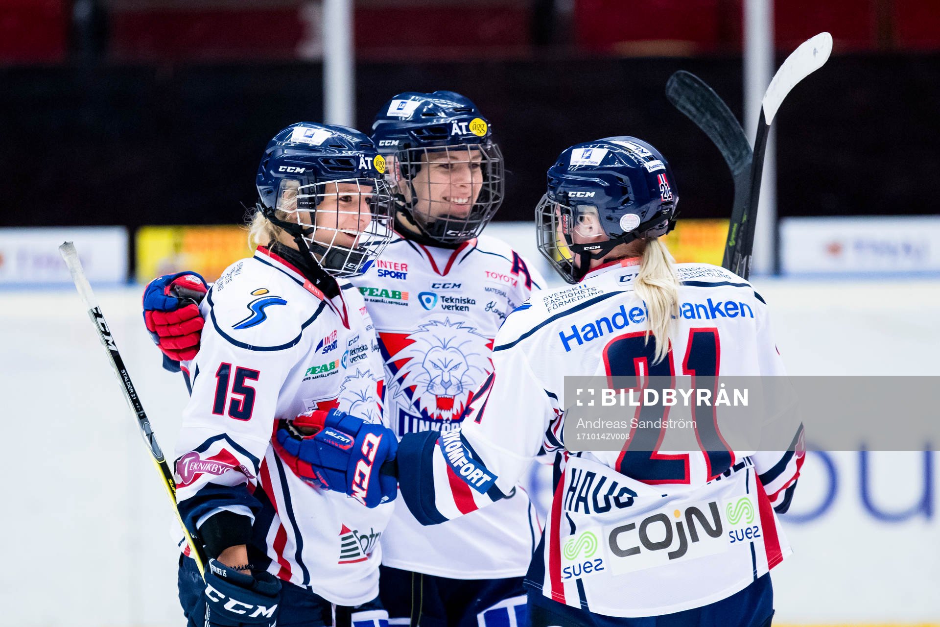 Linköpings Lara Stalder (v) gör 1-7 och gratuleras av