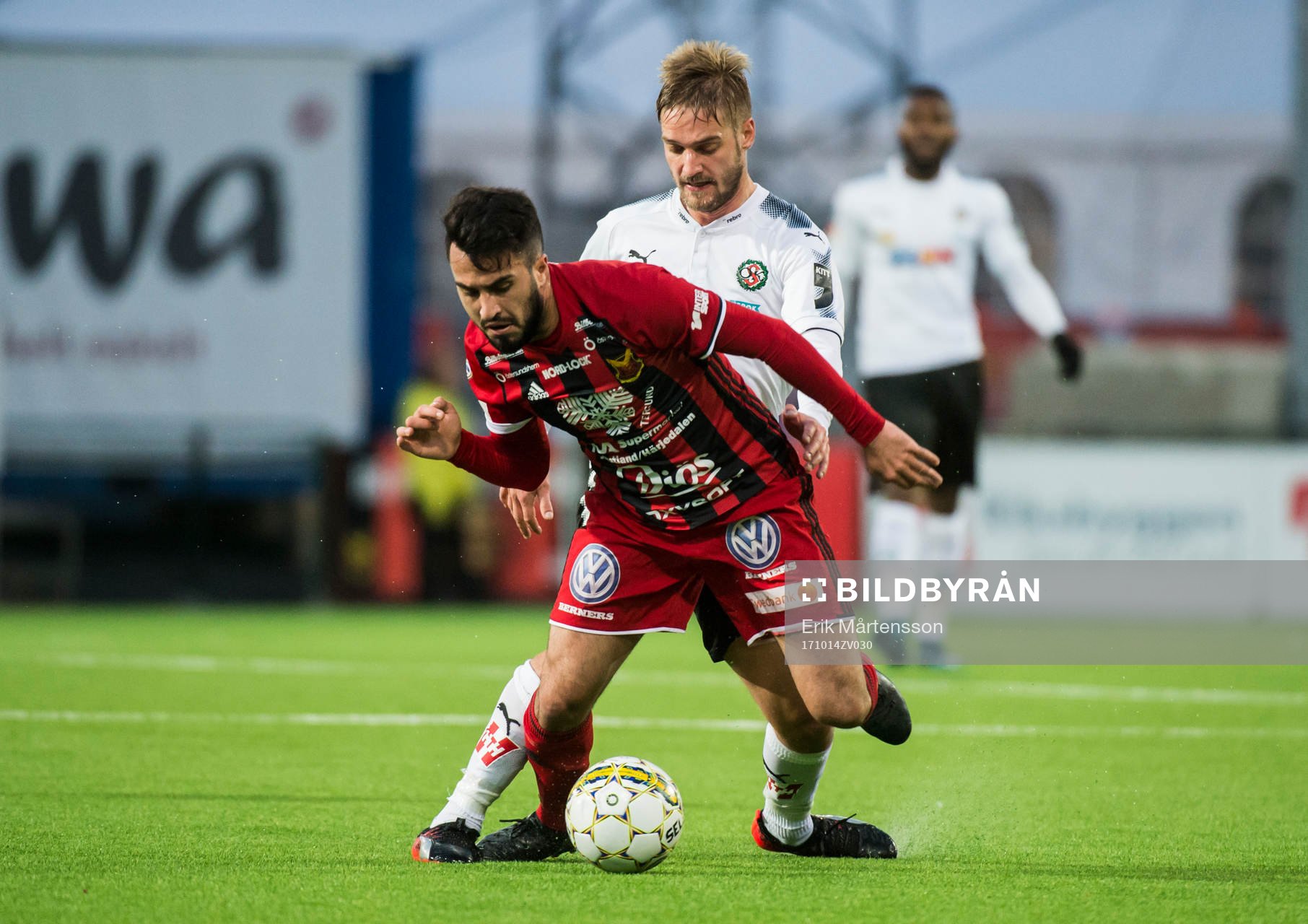 Östersunds Brwa Nouri och Örebros Martin Lorentzson i