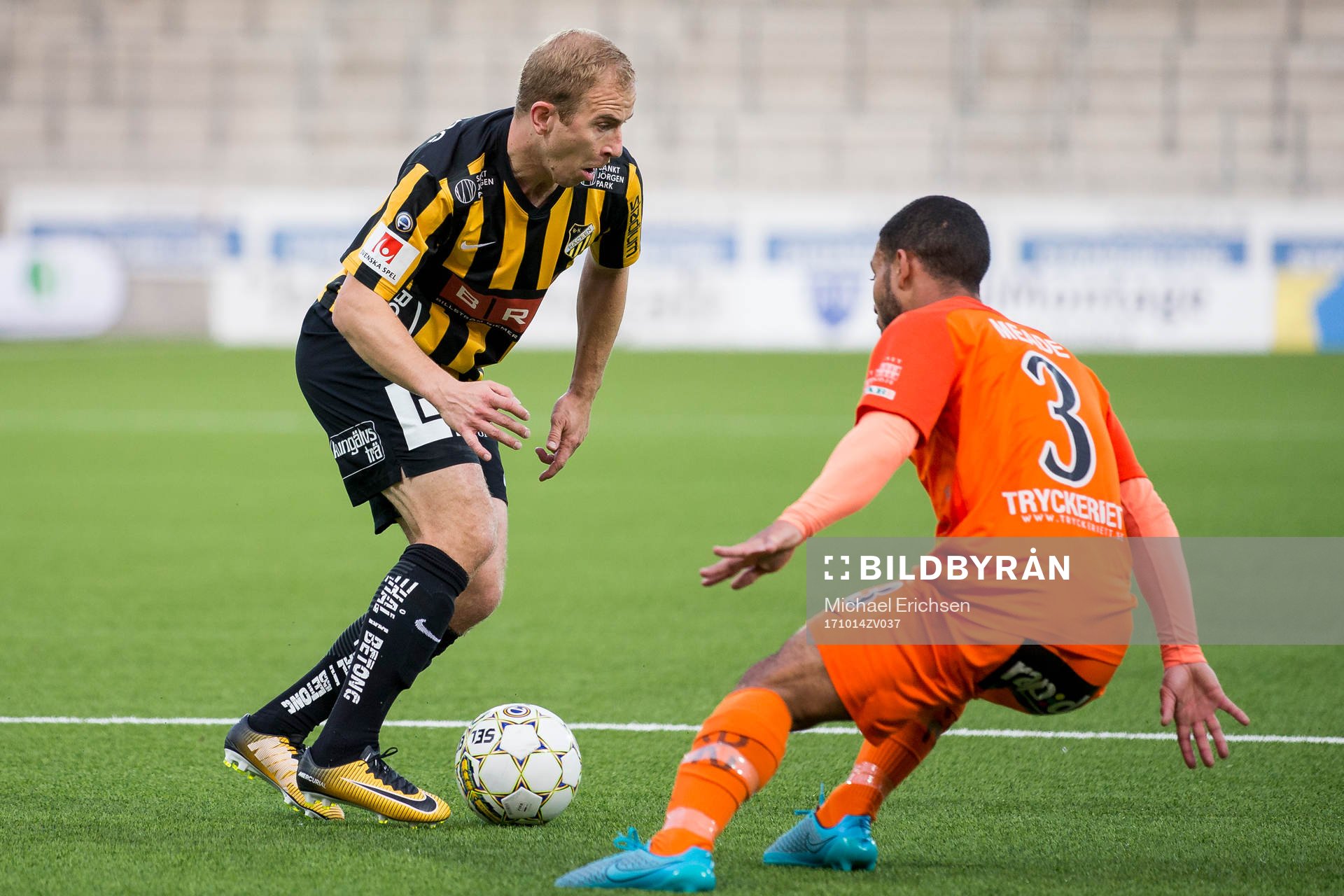 Häckens Kari Arkivuo mot AFC Eskilstunas Jernade Meade under fotbollsmatchen i allsvenskan mellan Häcken och AFC Eskilstuna den 14 oktober 2017 i Göteborg.