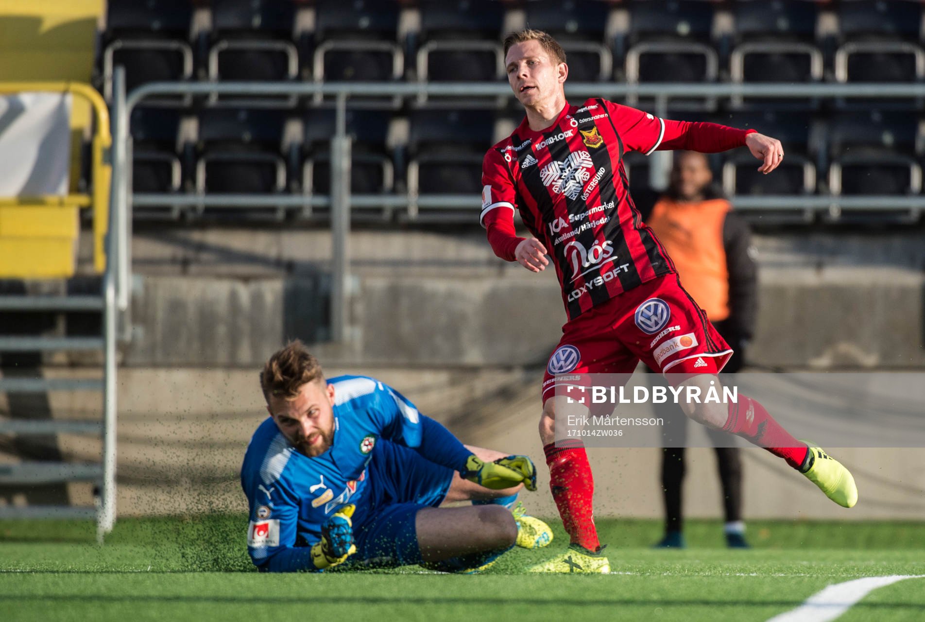 Östersunds Johan Bertilsson gör 1-0 bakom Örebros
