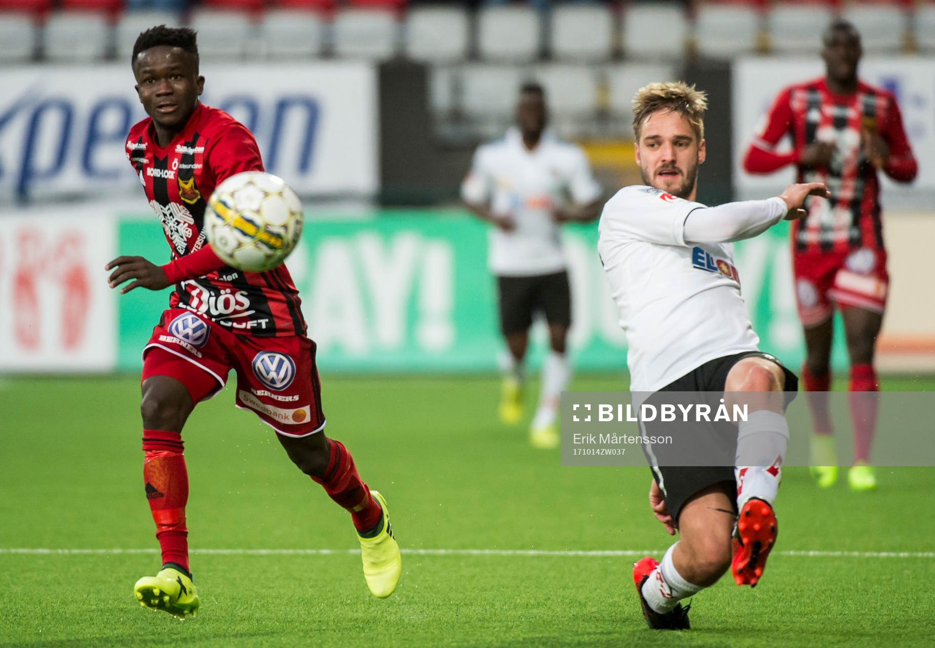 Östersunds Frank Arhin och Örebros Martin Lorentzson i en
