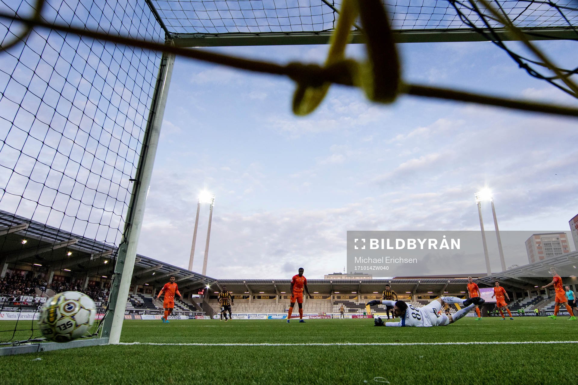Häckens Erik Friberg skjuter 2-0 bakom AFC Eskilstunas