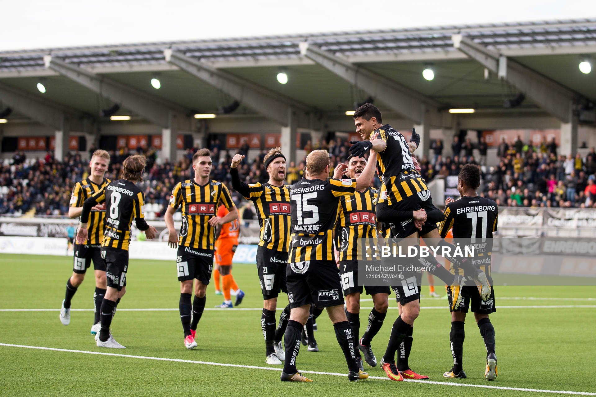Häckens Paulinho jublar och firar 1-0 med lagkamrater