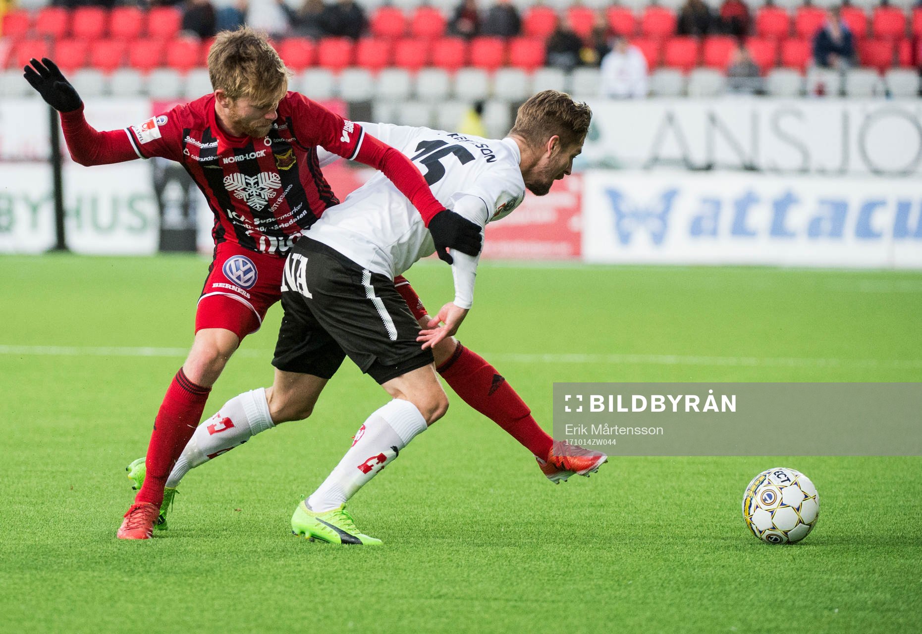 Östersunds Curtis Edwards och Örebros Tim Björkström i