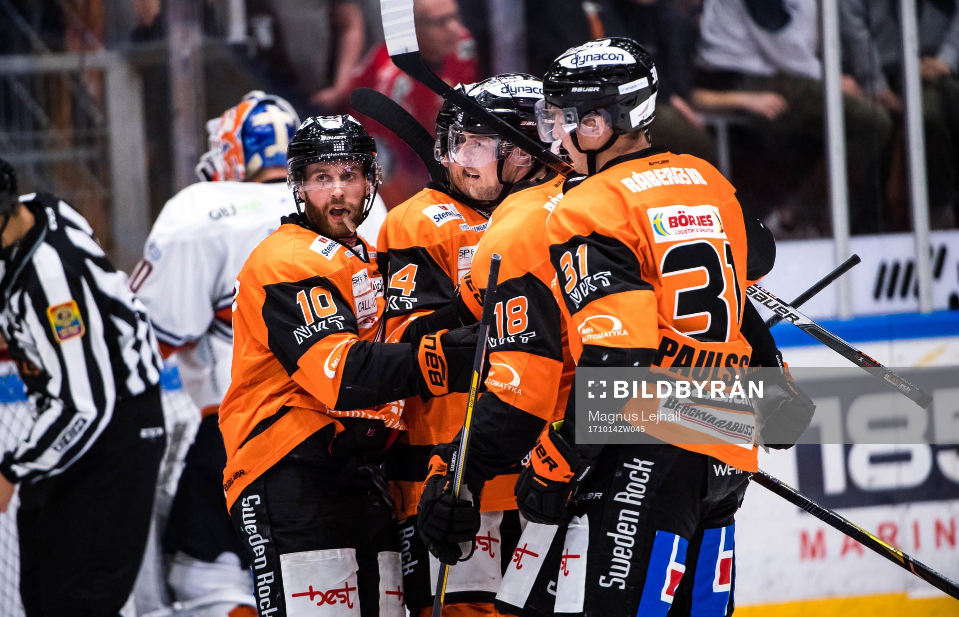 Karlskronas Emil Larsson jublar med lagkamrater