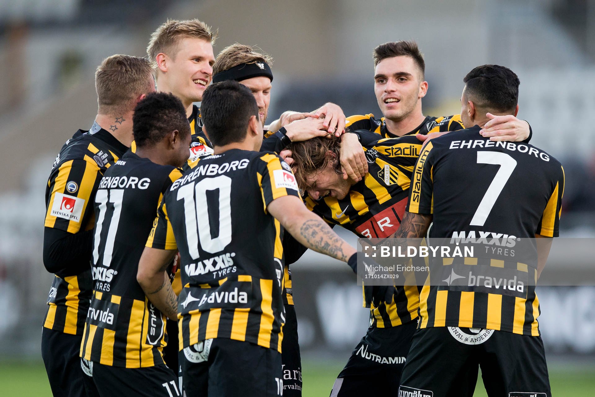 Häckens Erik Friberg jublar och omfamnas efter 2-0 under fotbollsmatchen i allsvenskan mellan Häcken och AFC Eskilstuna den 14 oktober 2017 i Göteborg.