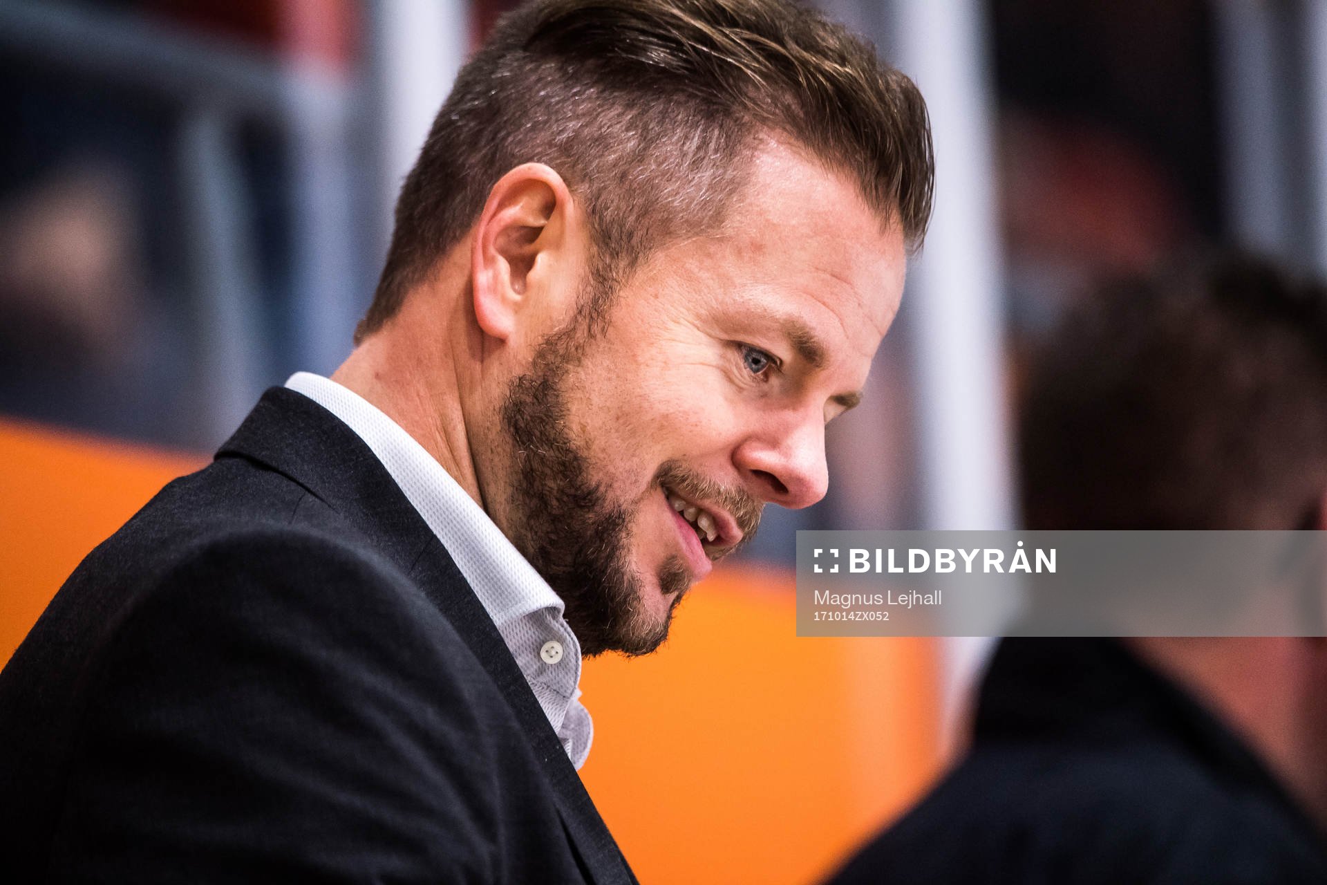 Karlskronas assisterande tränare Mikael Aaro jublar