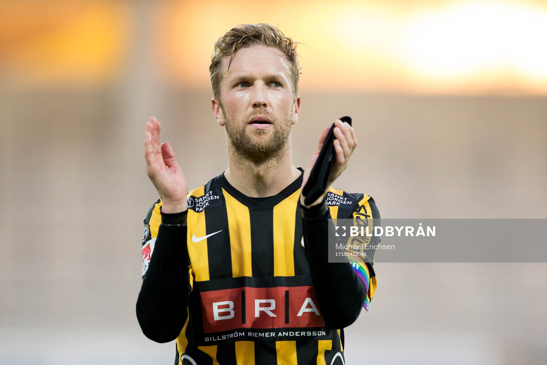 Häckens Rasmus Lindgren tackar publiken efter fotbollsmatchen i allsvenskan mellan Häcken och AFC Eskilstuna den 14 oktober 2017 i Göteborg.