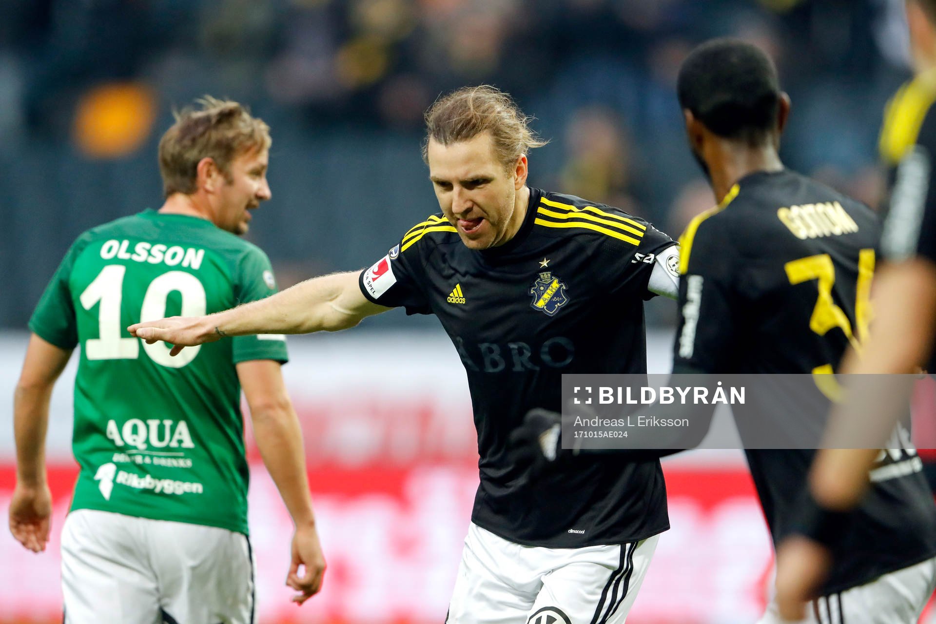 AIK:s Nils-Eric Johansson jublar efter 2-0 under fotbollsmatchen i Allsvenskan mellan AIK och Jönköping den 15 oktober 2017 i Stockholm. 