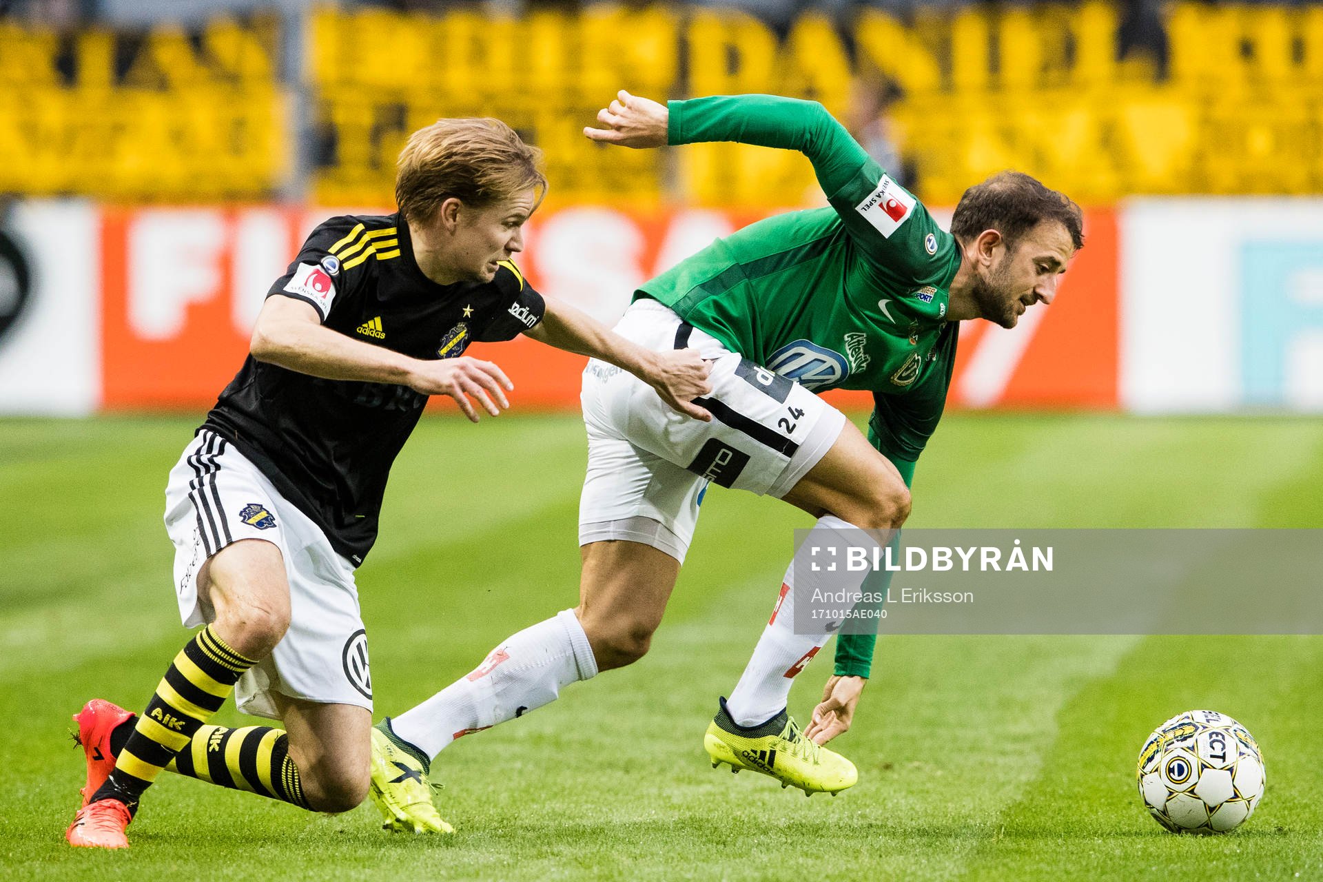 s Johan Blomberg i kamp om bollen med Jönköpings Robert