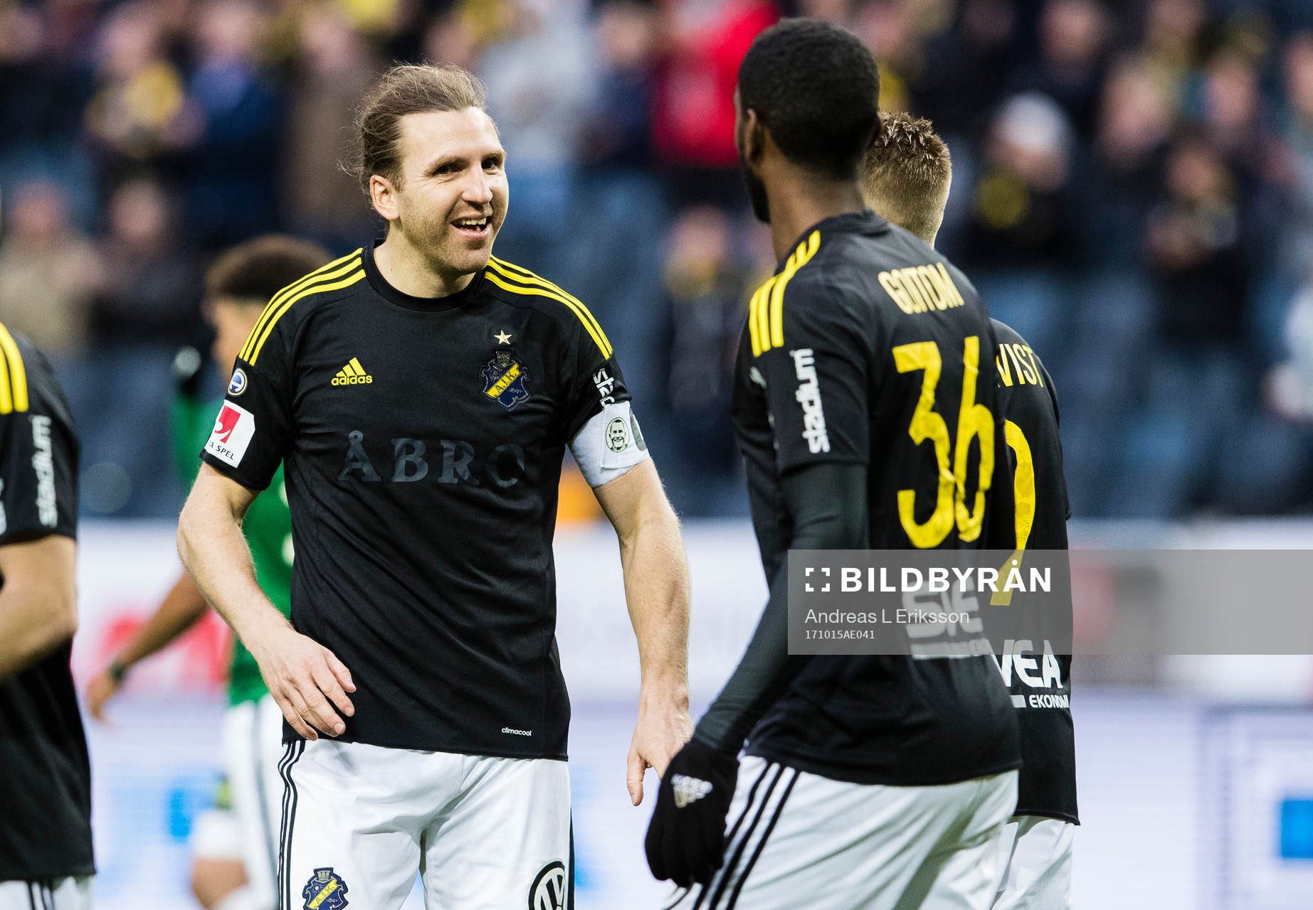 AIK:s Nils-Eric Johansson jublar tillsammans med Henok Goitom och Rasmus Lindkvist efter 1-0 under fotbollsmatchen i Allsvenskan mellan AIK och Jönköping den 15 oktober 2017 i Stockholm.