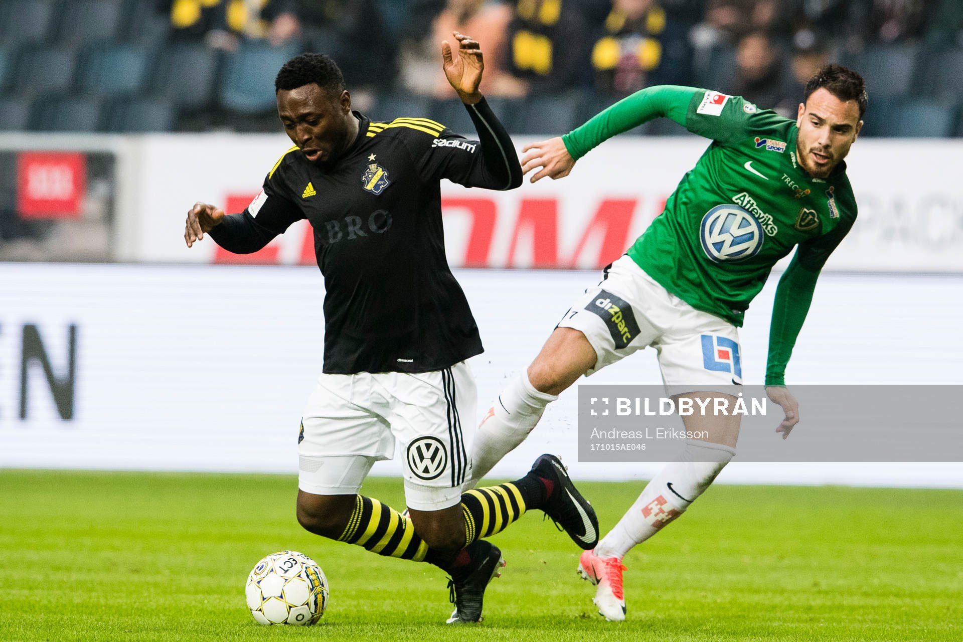 AIK:s Chinedu Ogbuke Obasi går omkull i en närkamp med Jönköpings Dzenis Kozica under fotbollsmatchen i Allsvenskan mellan AIK och Jönköping den 15 oktober 2017 i Stockholm.