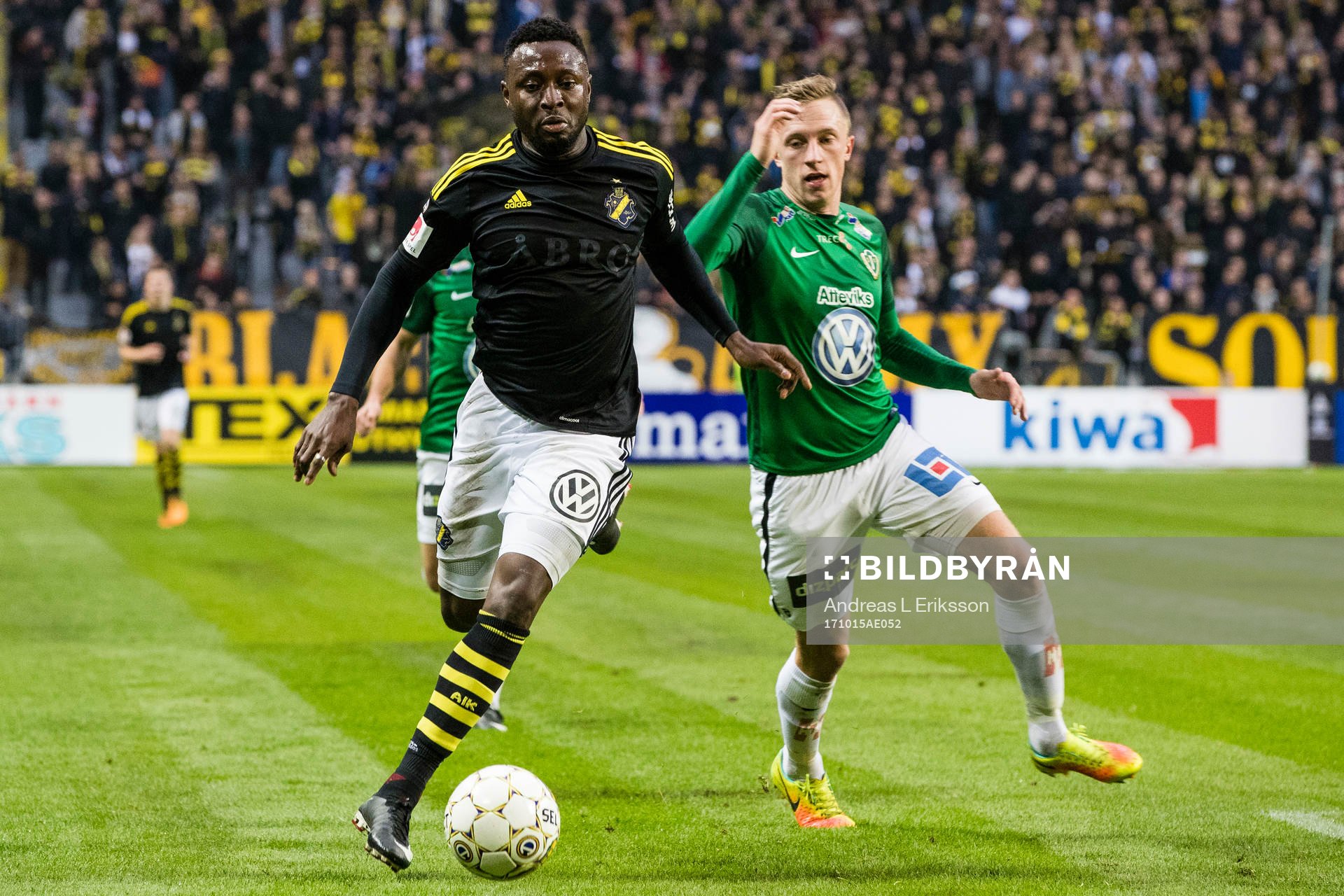 s Chinedu Ogbuke Obasi och Jönköpings Joakim Karlsson
