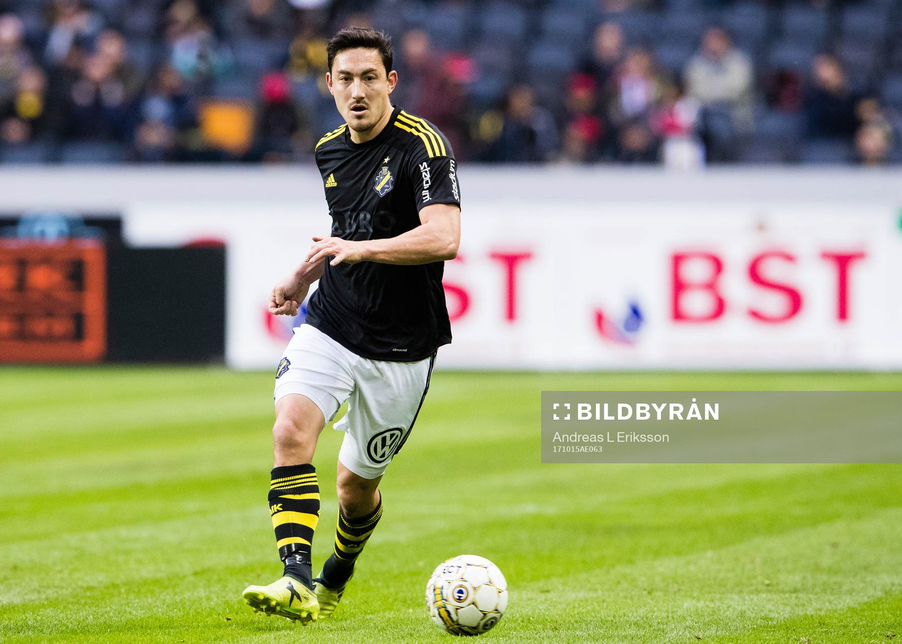 s Stefan Ishizaki med bollen