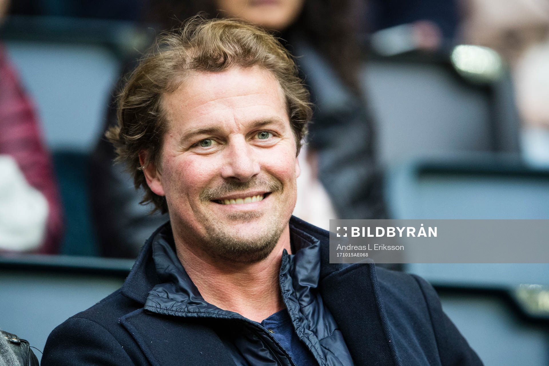 Tidigare AIK-spelaren Daniel Tjernström på läktaren