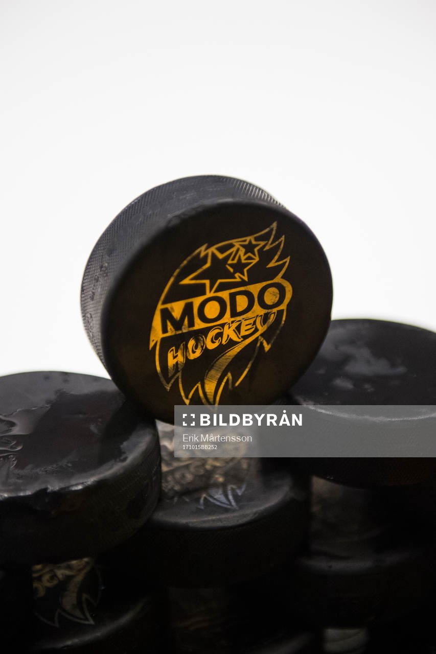 Puckar med Modos klubbmärke