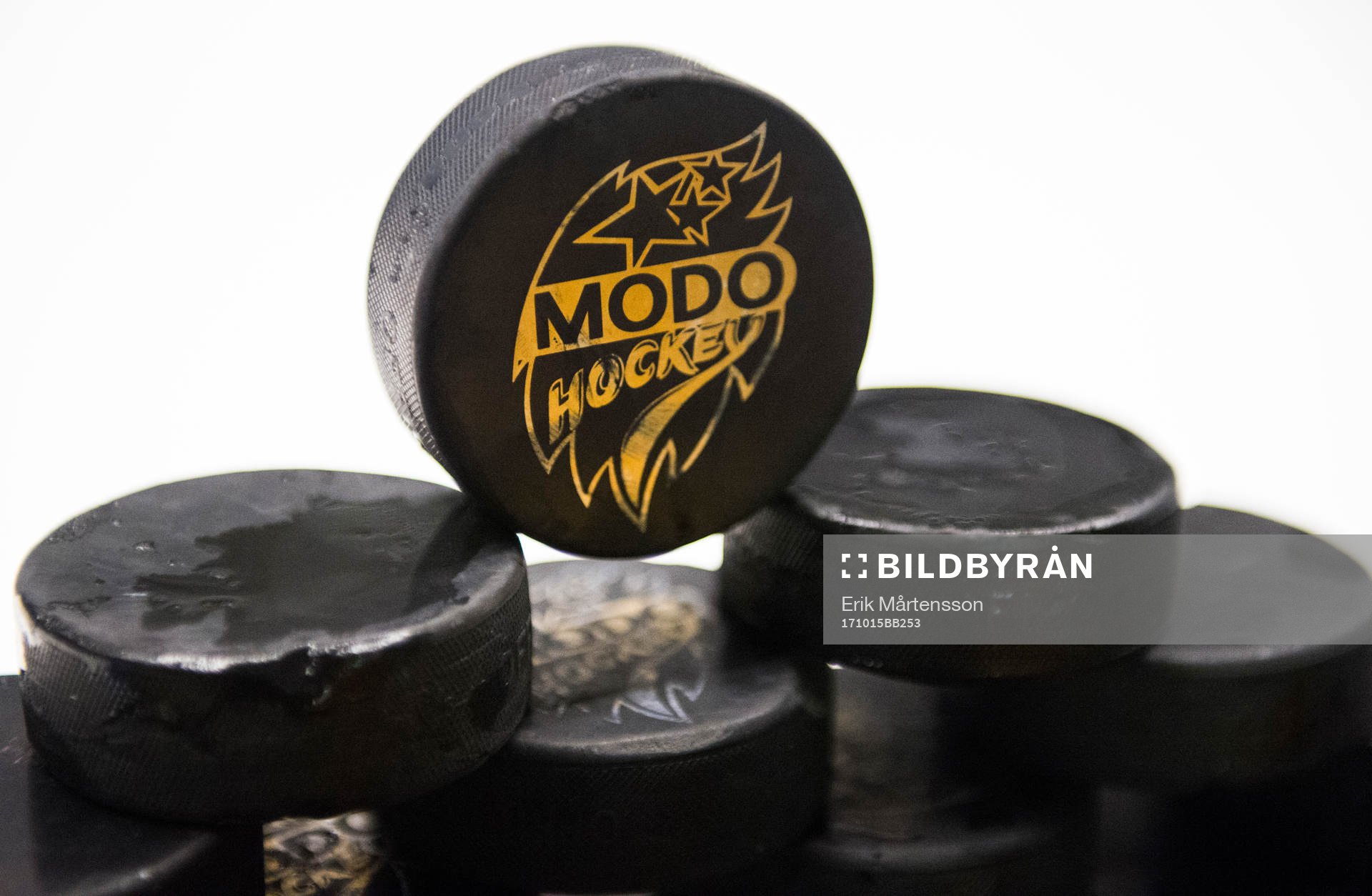 Puckar med Modos klubbmärke