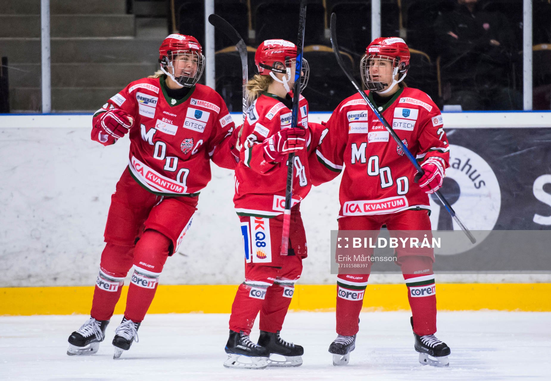 Modos Erika Grahm, Alice Östensson och Michela Cava jublar