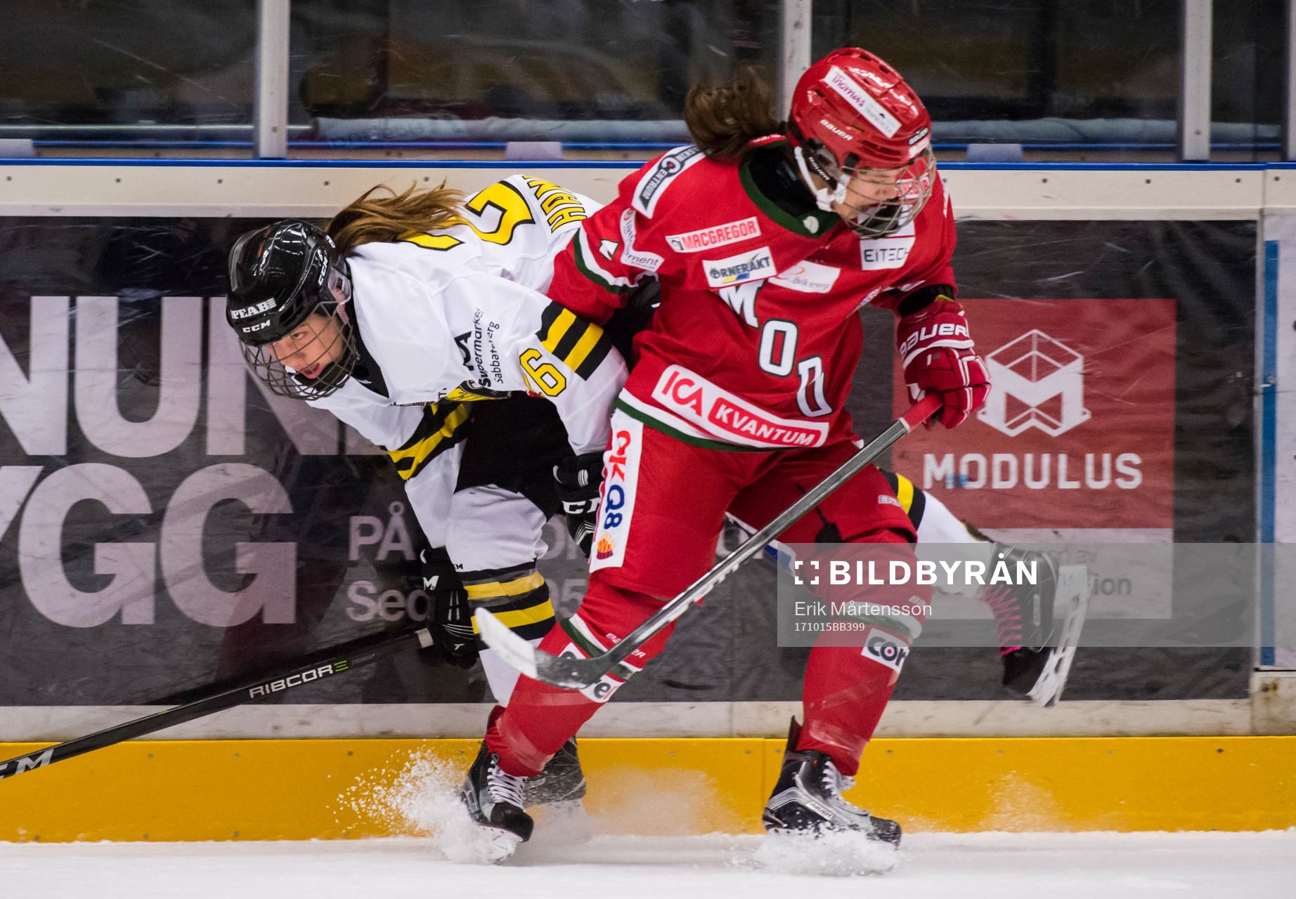 AIKs Clara Hammarlund stoppas av Modos Sidney Morin