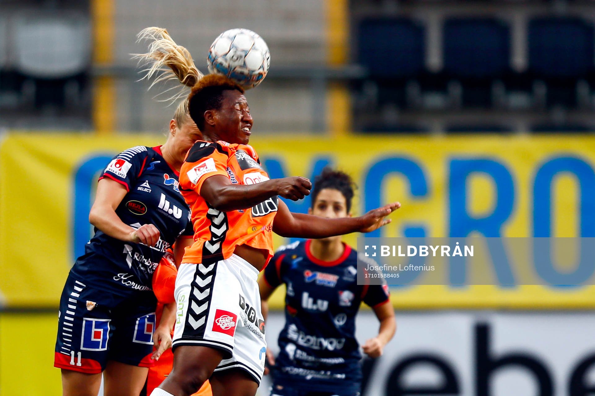 Kristianstads Rita Chikwelu nder fotbollsmatchen i