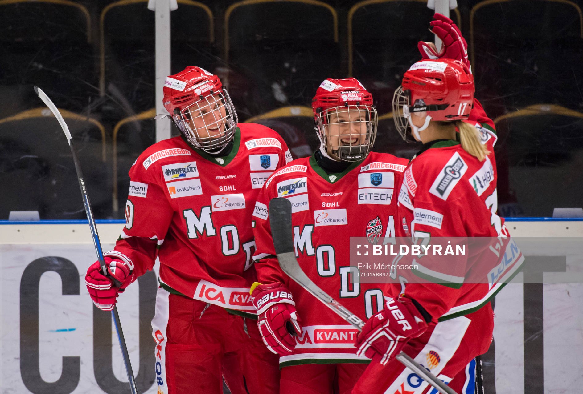 Modos Jenelle Kohanchuk, Sidney Morin och Erika Grahm jublar